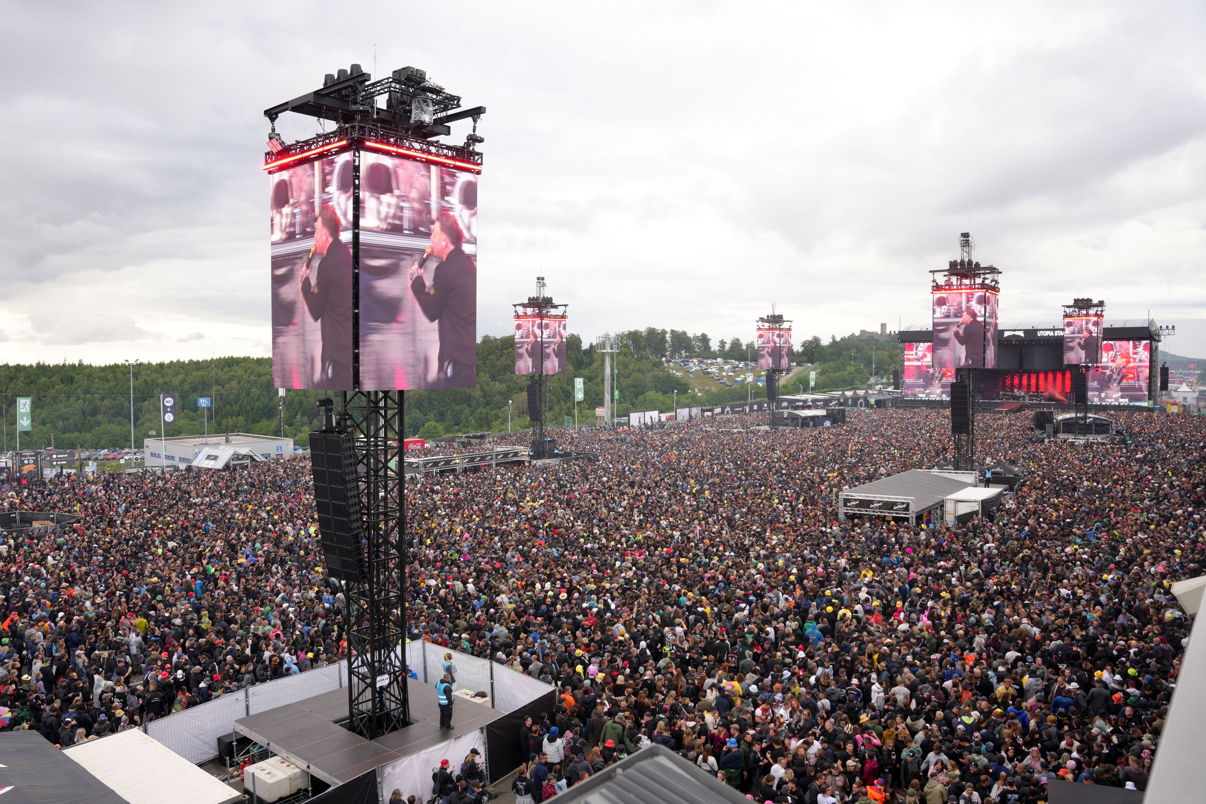 Rockfans stehen während des Auftritts der britischen Melalband „Architects“ bei Rock am Ring vor der Utopiastage.
