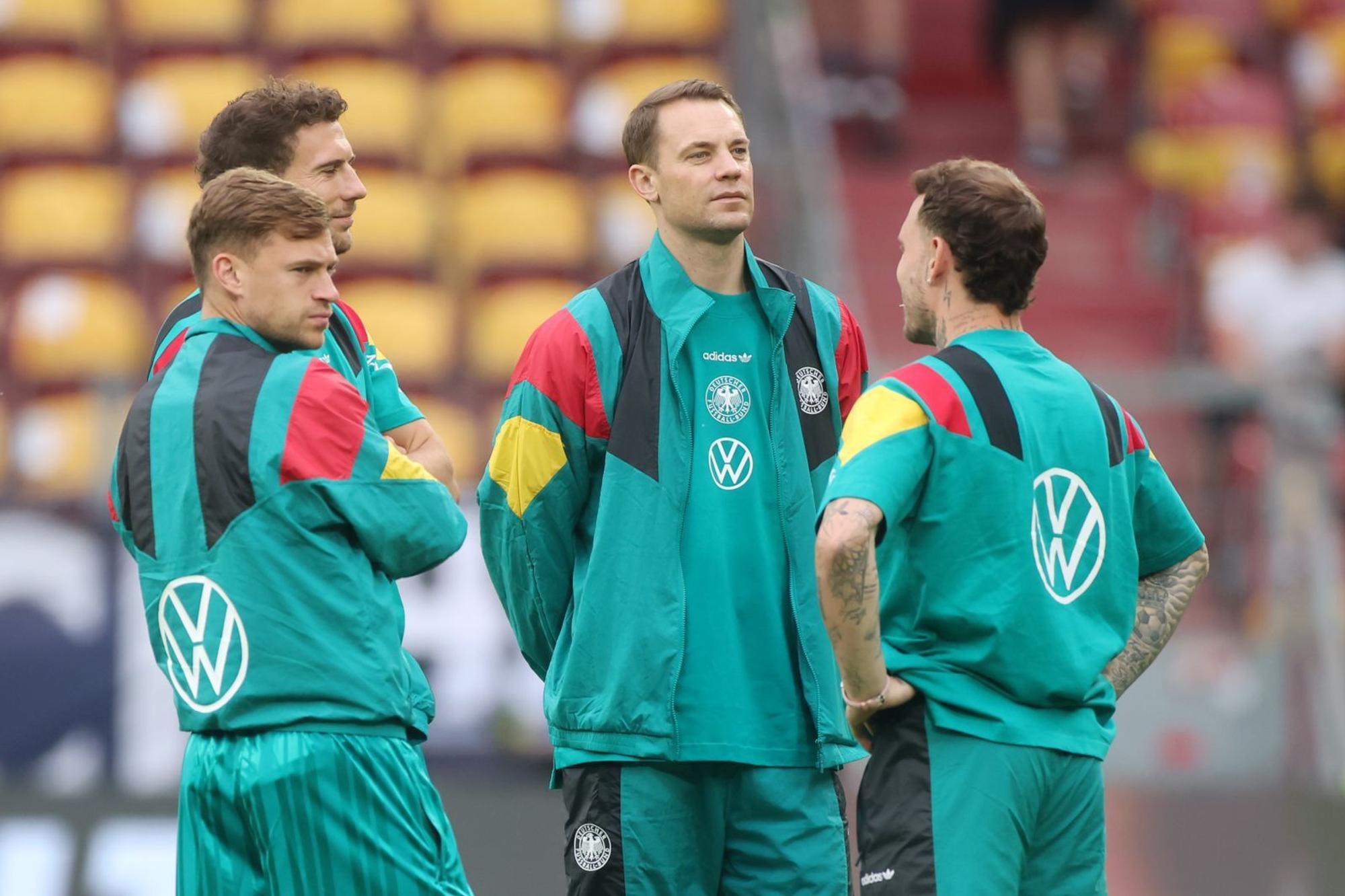 Letzter Test gegen Finnland auf deutschem Boden vor der WM (von links): Joshua Kimmich, Leon Goretzka und Rückkehrer Manuel Neuer schauen sich den Fußballplatz in Mainz vor dem Spiel an. Manuel Neuer musste dem späteren Spielgeschehen noch leicht verletzt zuschauen. (Bild: 2026 Getty Images/Alex Grimm)