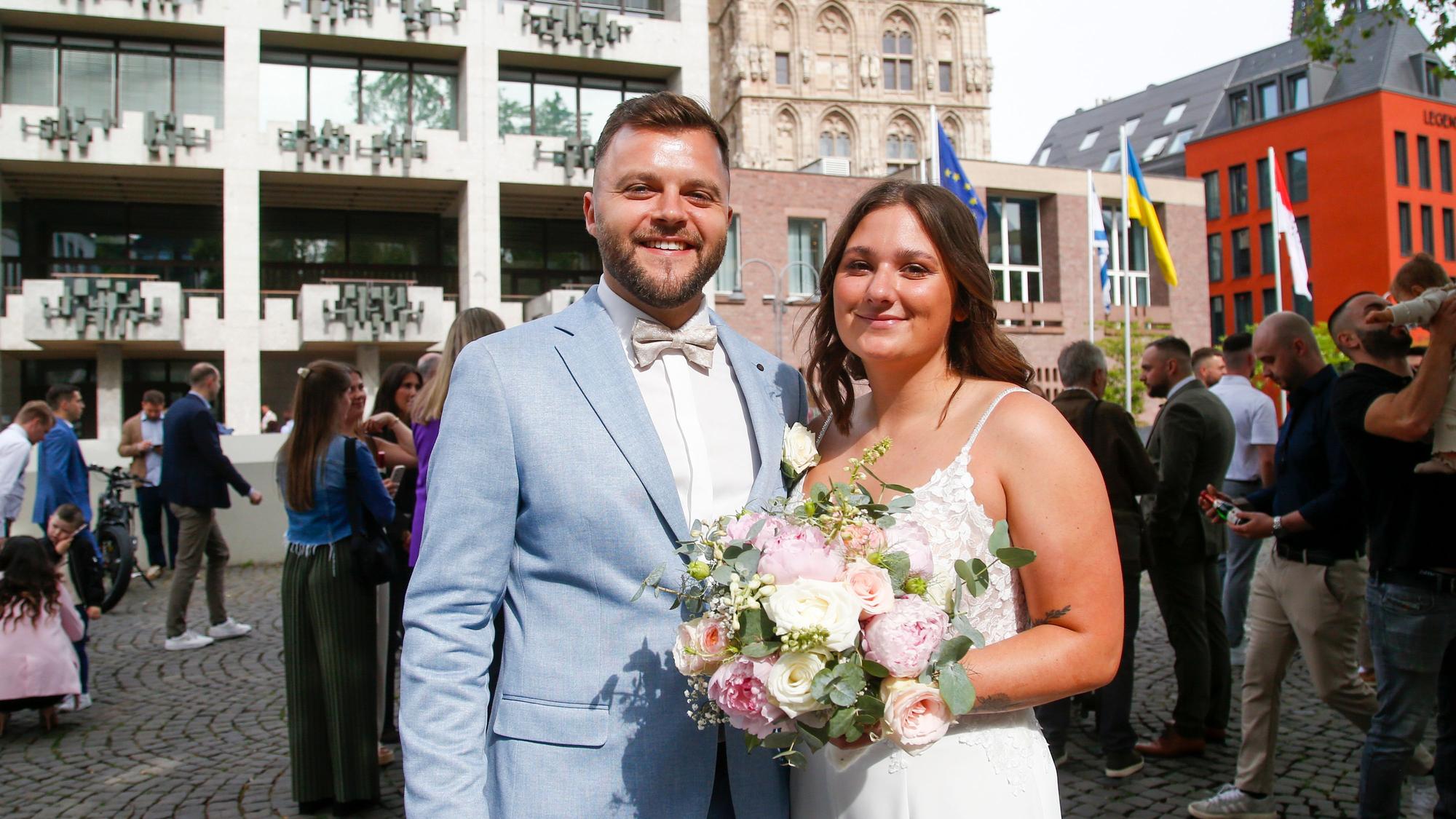 06.06.2026
Köln, NRW
Zahlreiche Brautpaare heiraten heute im Kölner Rathaus.
Paul (29 J. Köln) und seine Braut Sandra (29 J. Köln) heiraten wegen dem Datum 06.06.2026.