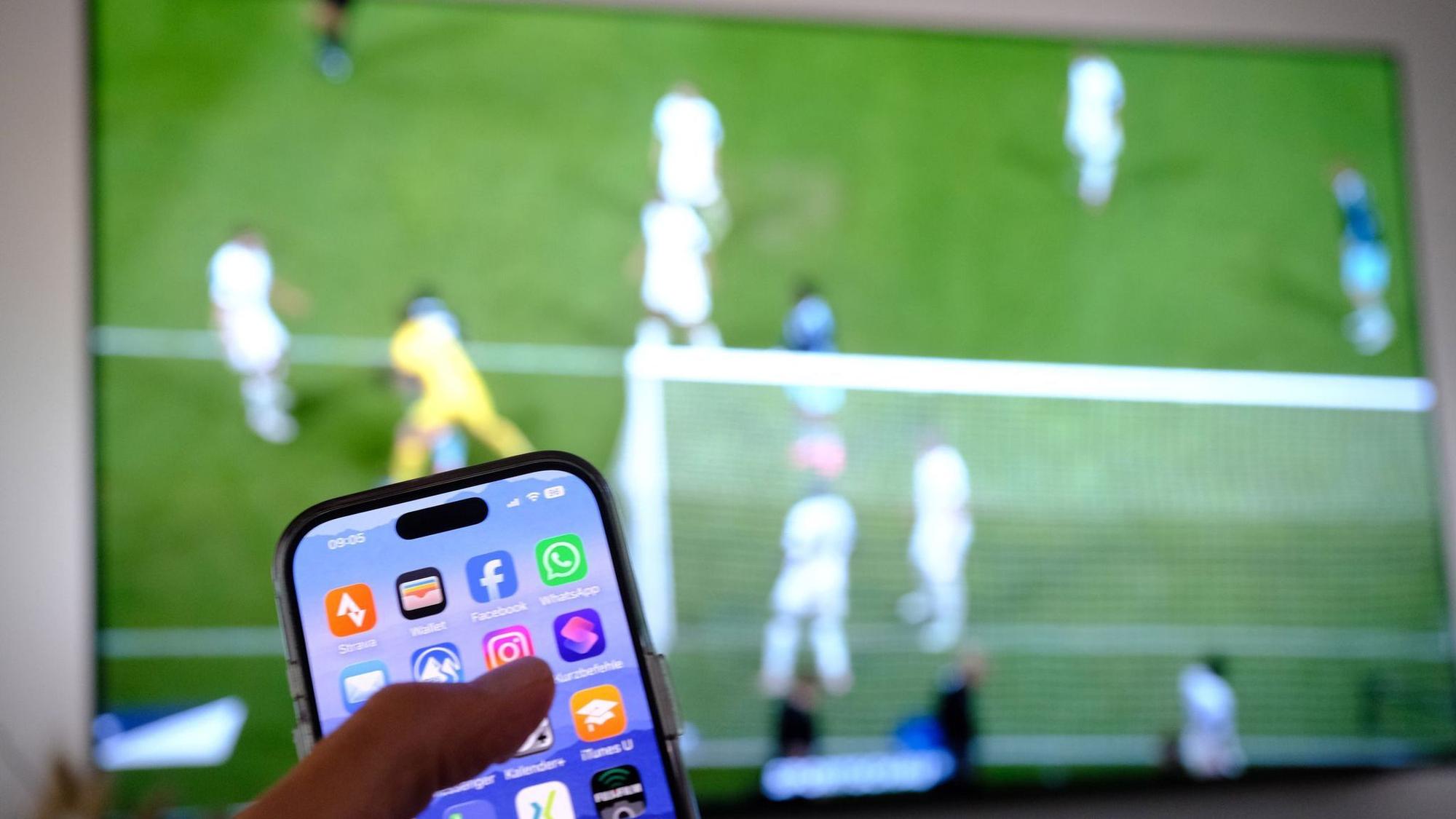 Smartphone-Daddeln beim Fernsehen