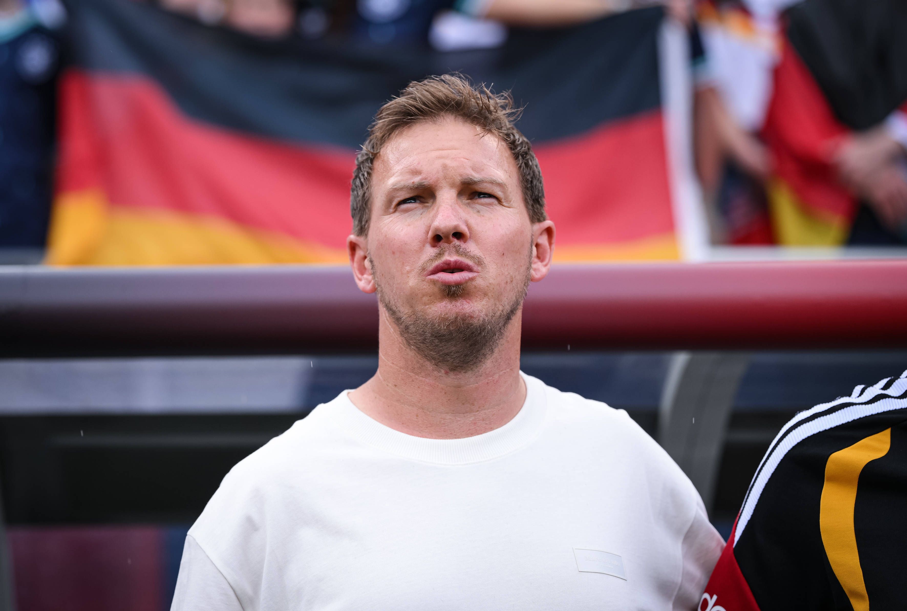 Julian Nagelsmann singt die Nationalhymne.