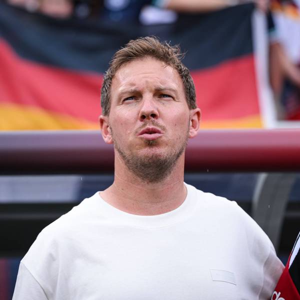 Julian Nagelsmann singt die Nationalhymne.