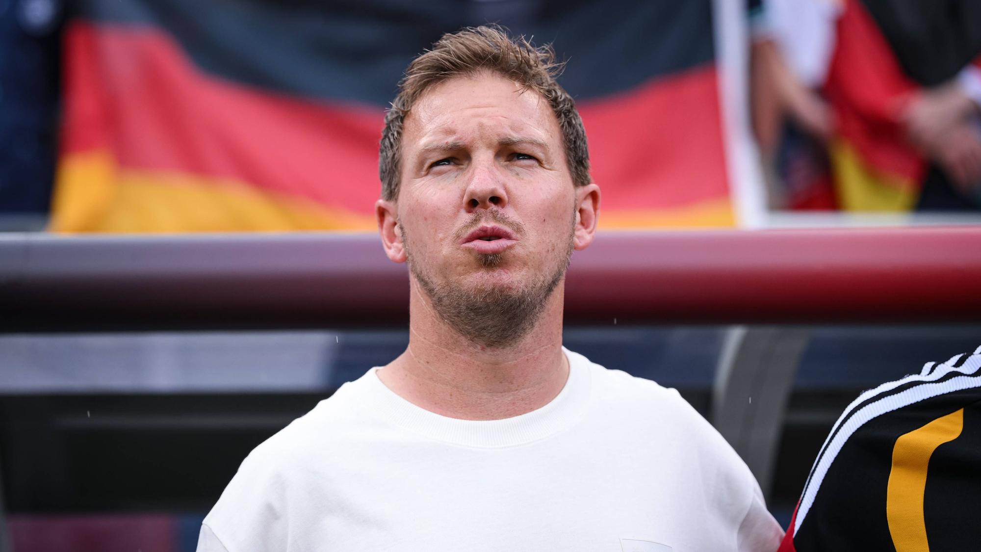 Julian Nagelsmann singt die Nationalhymne.