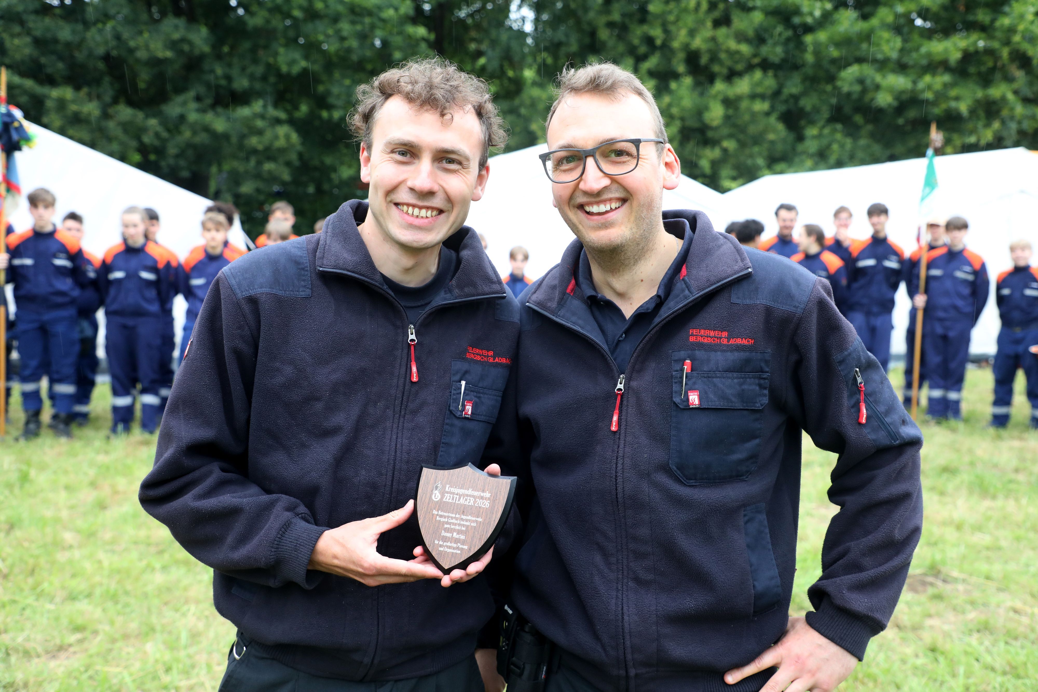 Bergisch Gladbachs Stadtjugendfeuerwehrwart Daniel „Danny“ Martini erhält eine Plakette.