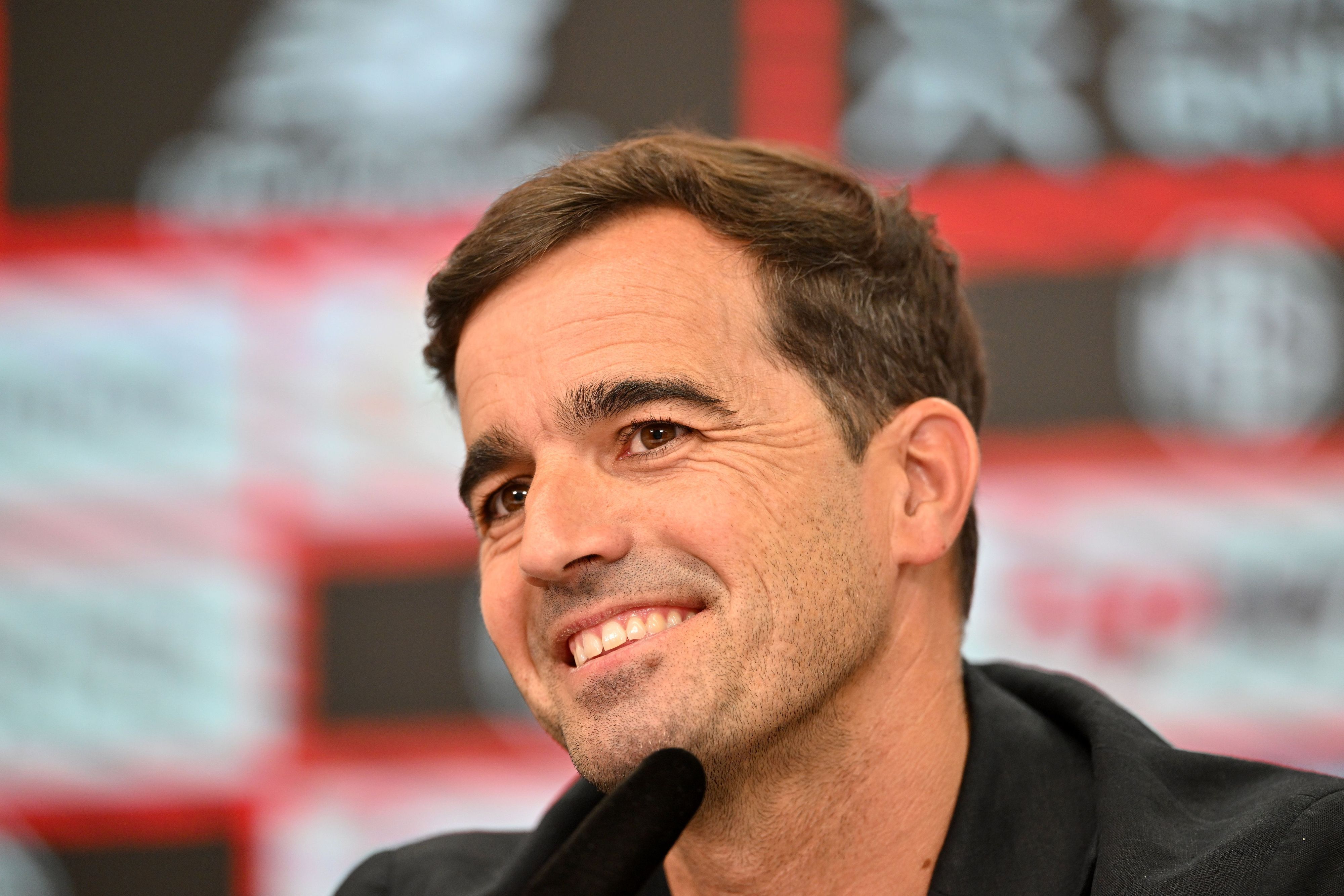 Carles Martinez lächelt bei seiner Vorstellungs-PK.