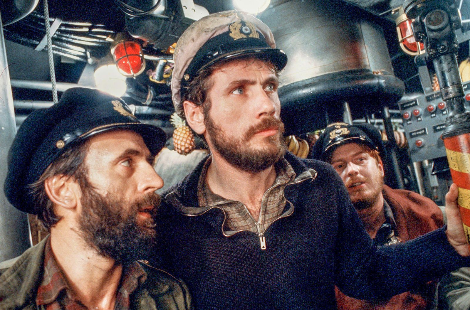 Durch feindliche Gewässer in den deutschen Kino-Olymp, von links: der Chefingenieur (Klaus Wennemann), Kapitän Hellriegel (Jürgen Prochnow) und der Zweite Offizier (Martin Semmelrogge). (Bild: ARD / Degeto)