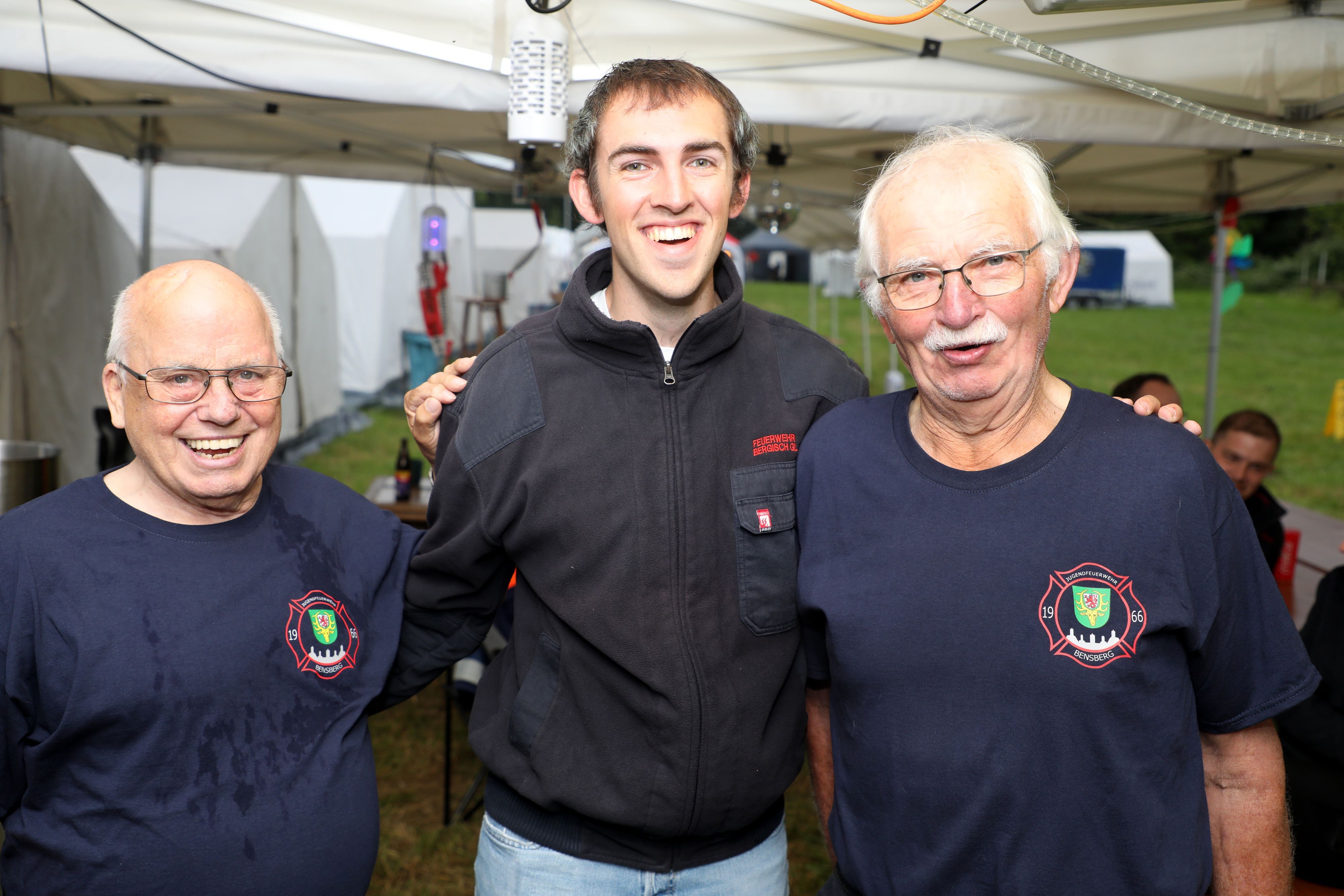 Rhein-Bergs erster Stadtjugendfeuerwehrwart Hermann Vahland (l.) mit Henry Fiedler und Franz-Josef Adrian (r.)