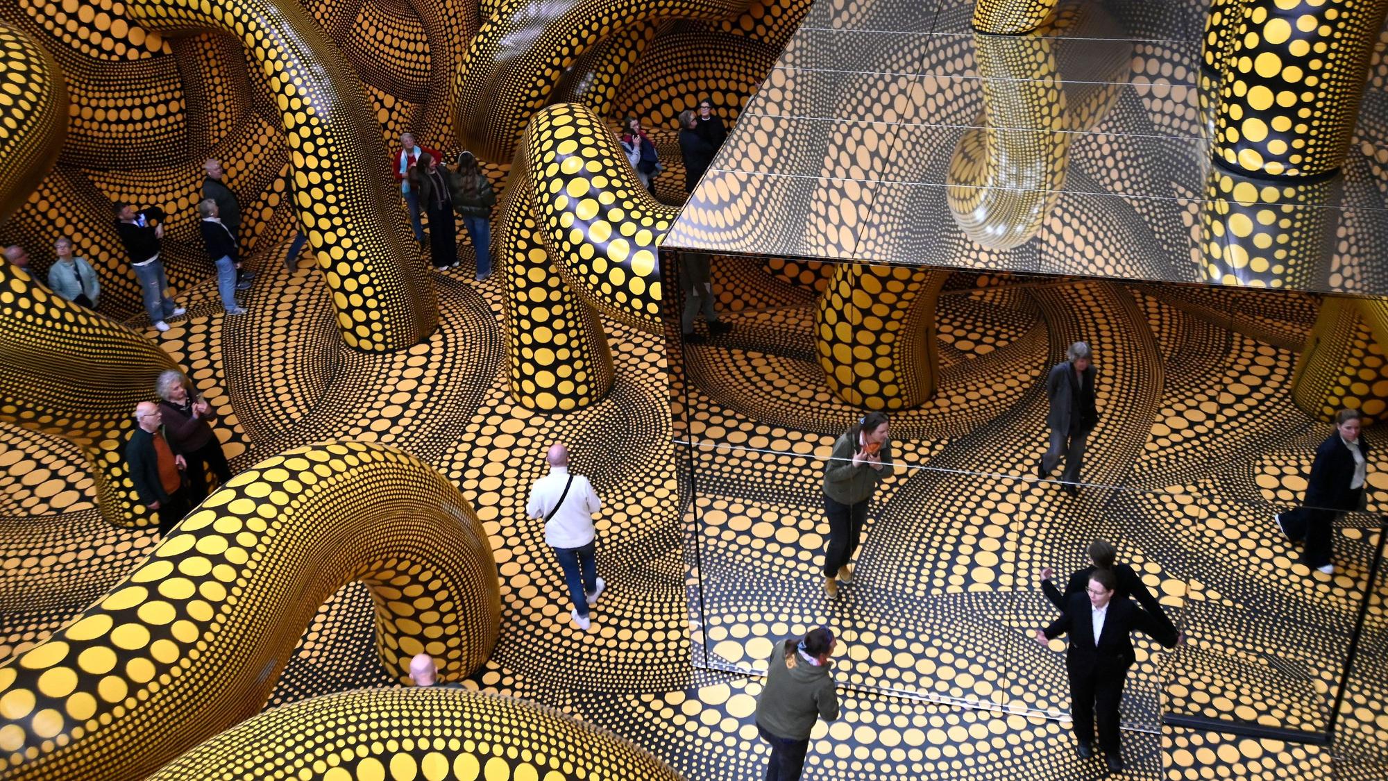 14.04.2026 Köln. Beate Wickenden und Ralph Peters sind die 100.000 Besucher in der Ausstellung Yayoi Kusama im Museum Ludwig. OB Torsten Burmester gratuliert. Foto: Alexander Schwaiger