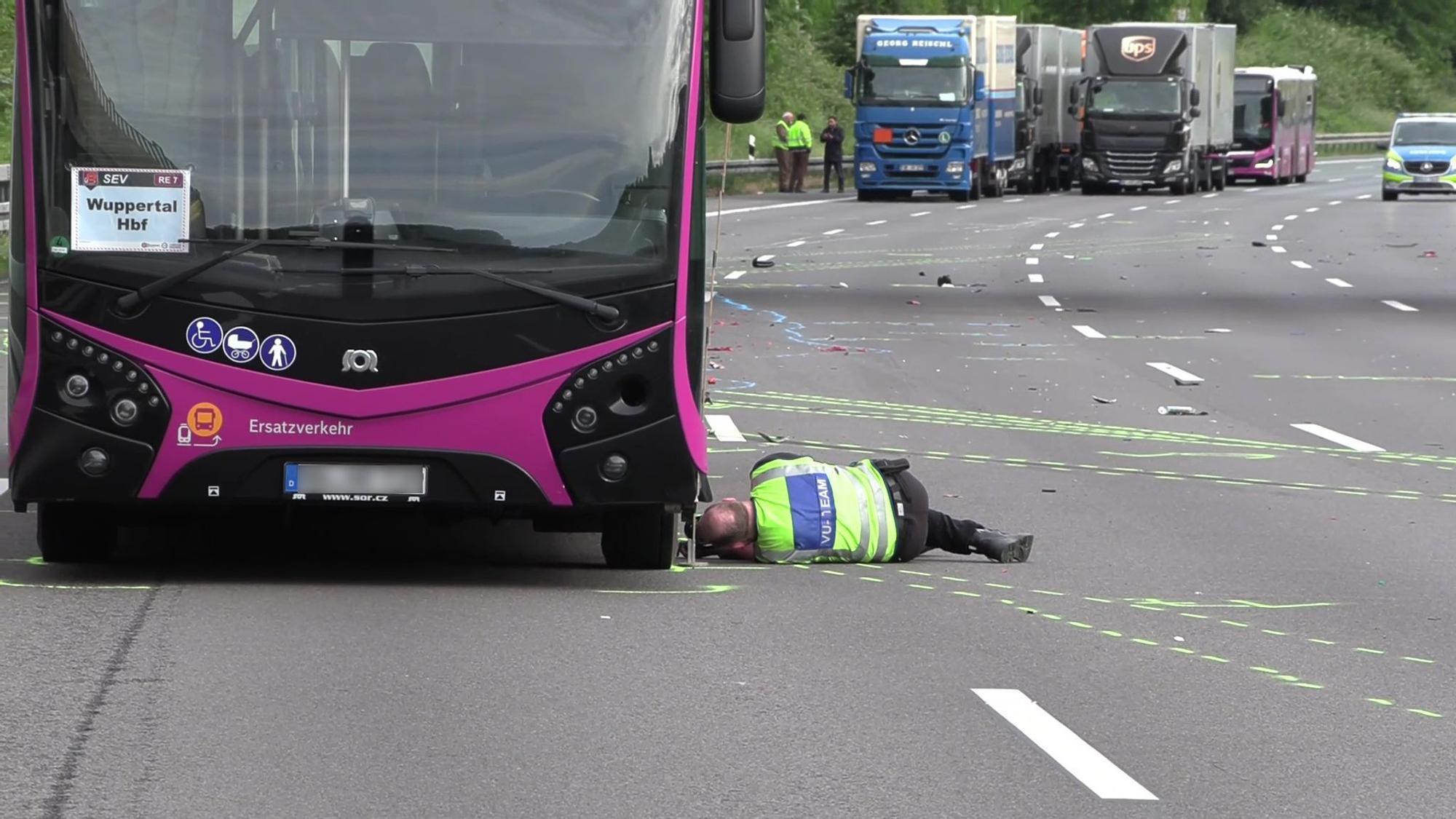 Motorradfahrer stürzt auf A3 und wird von Bus überrollt
