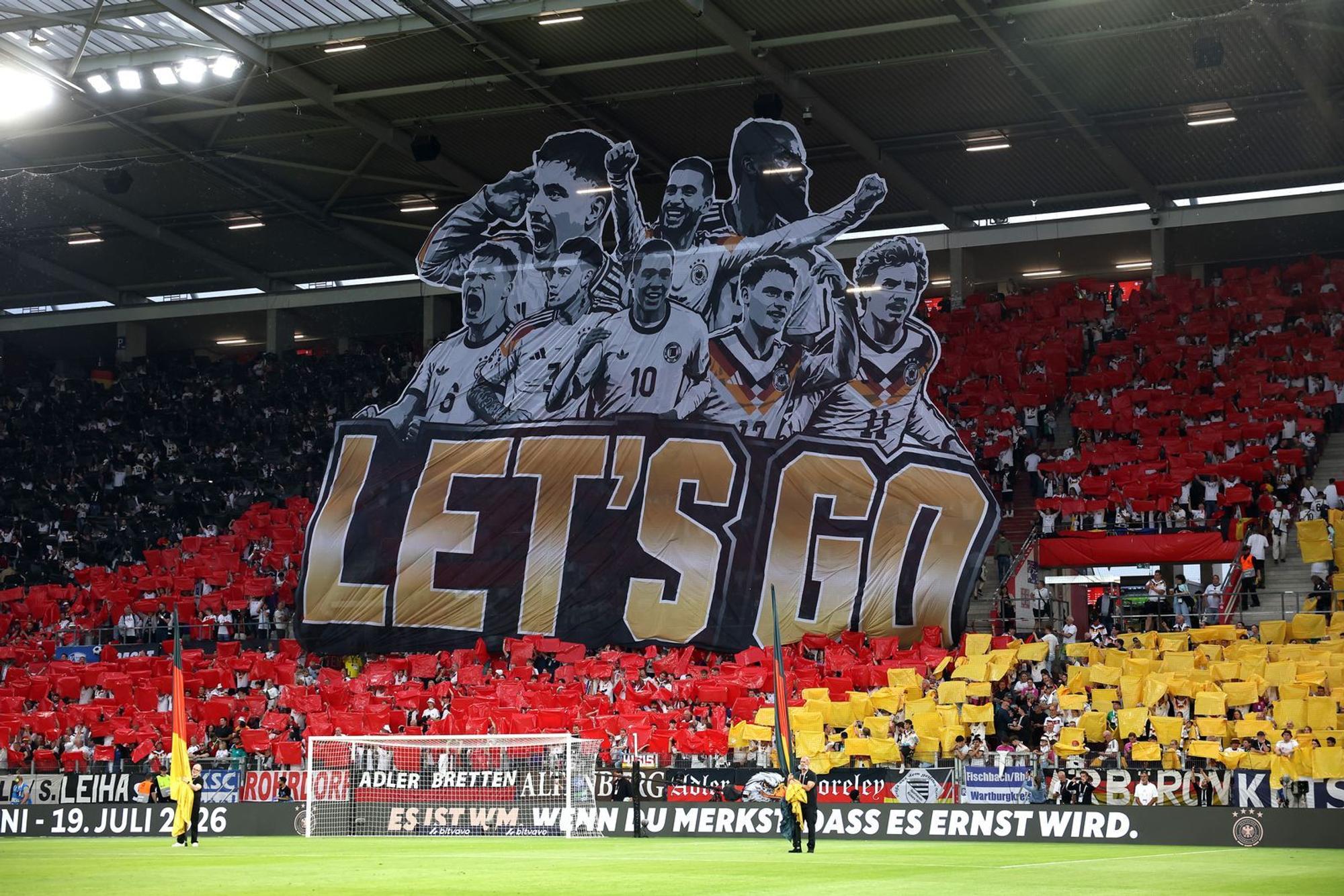 Mit dieser Choreografie verabschiedeten die deutschen Fans ihre Nationalmannschaft am 31. Mai beim letzte Testspiel des Teams auf deutschem Boden vor der Abreise in die USA. Die Partie gegen Finnland in Mainz endete 4:0. (Bild: 2026 Getty Images/Alex Grimm)