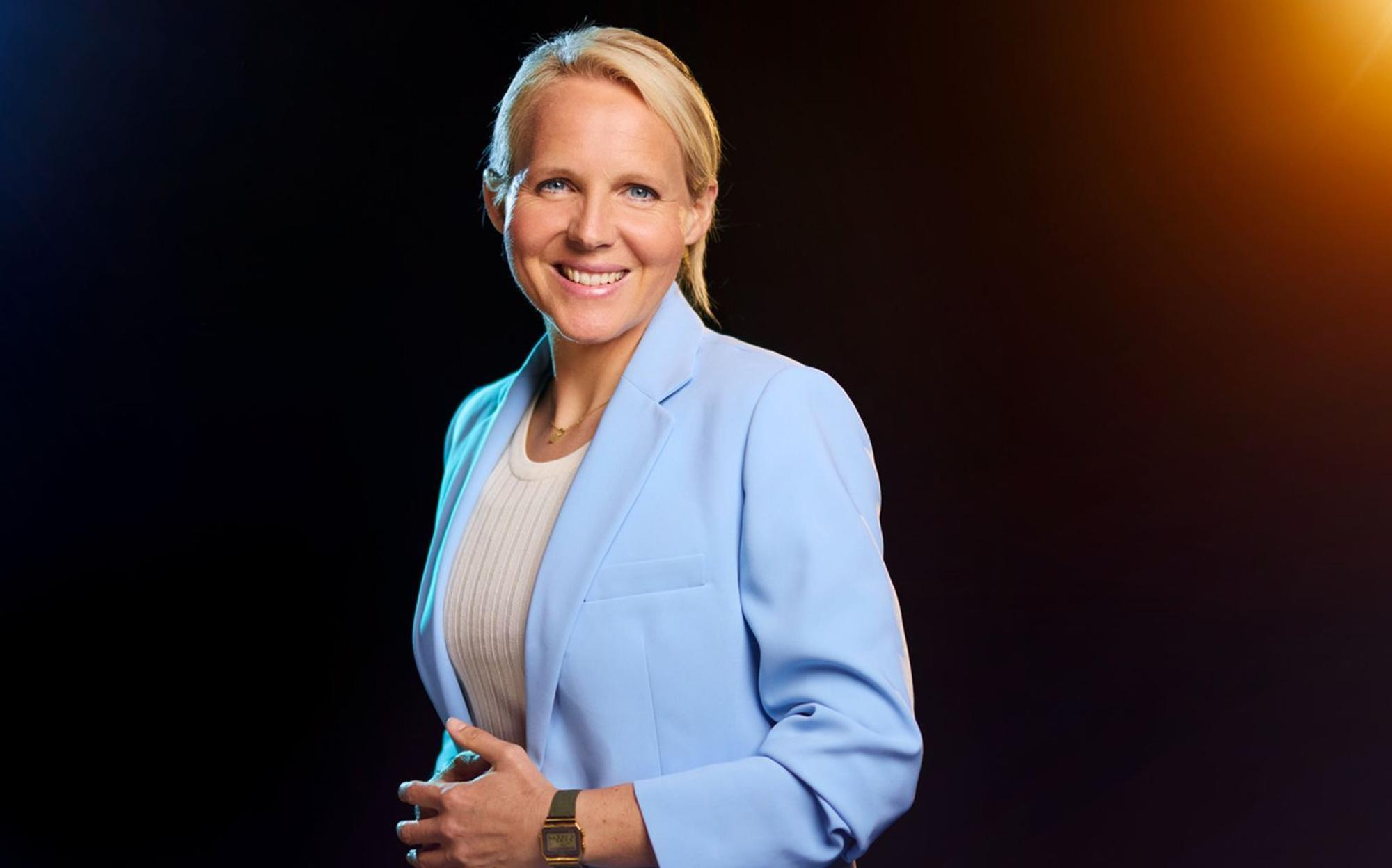 Friederike „Fritzy“ Kromp gilt als eine der am besten ausgebildeten Fußballtrainerinnen Deutschlands. Ab Donnerstag, 11. Juni, bildet die 41-Jährige mit Christoph Kramer und Per Mertesacker wieder das ebenso launige wie bewährte Fußball-Expertentrio im ZDF. (Bild: ZDF und NOI CREW)