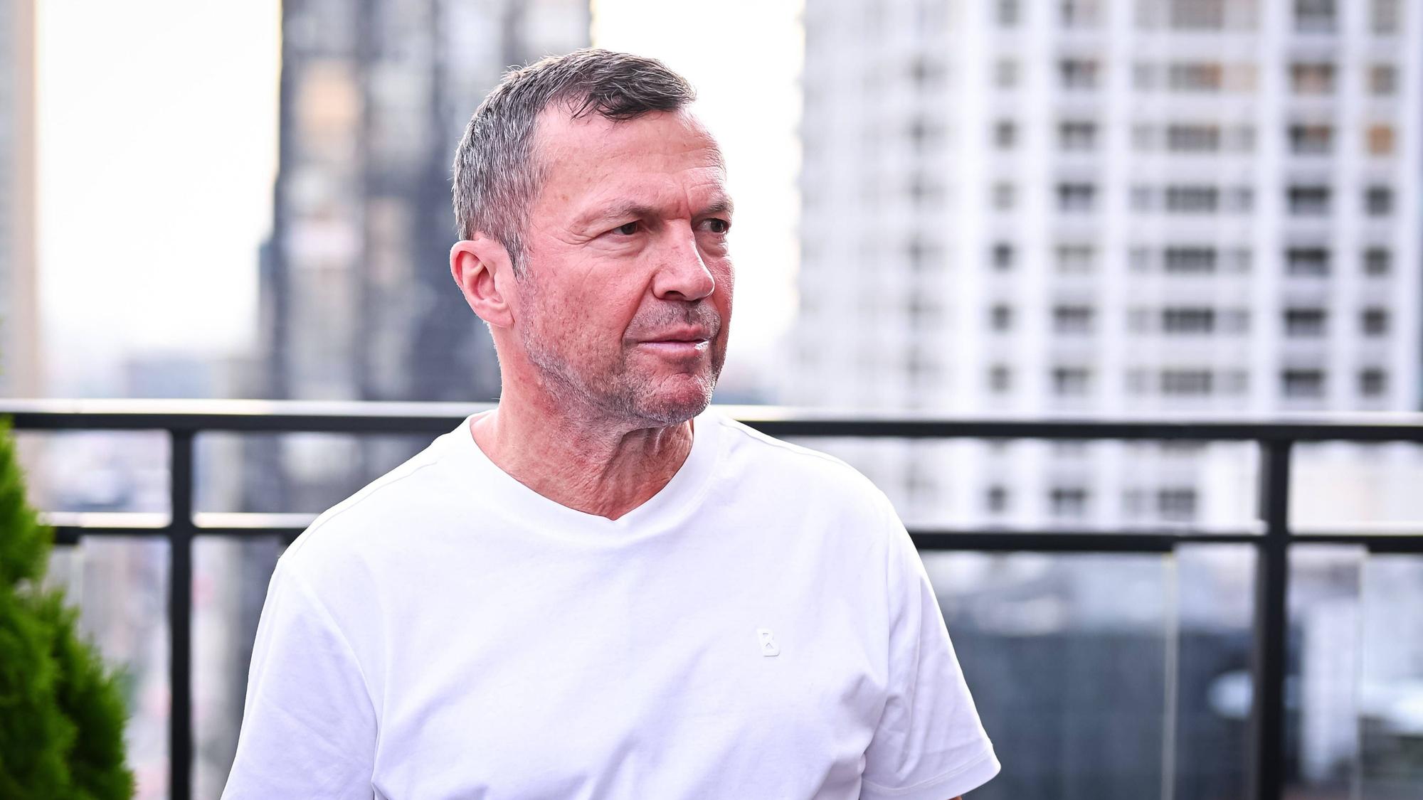Lothar Matthäus in weißem T-Shirt bei einer Rooftop-Party in Chicago.