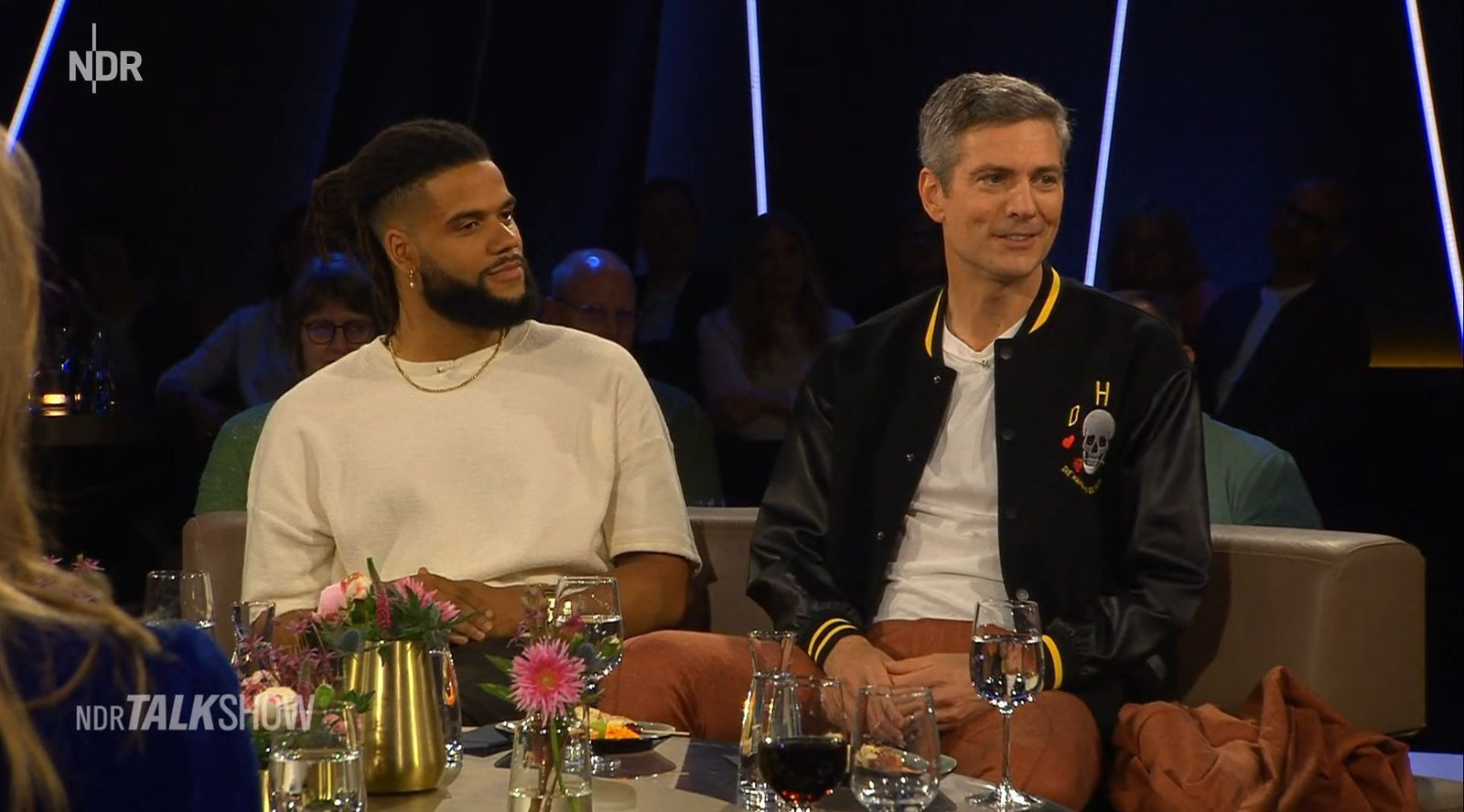Ingo Zamperoni und Philipp Awounou (links) sprachen im NDR über ihre gemeinsam gedrehte USA-Doku zum Start der Fußball-WM. (Bild: NDR)
