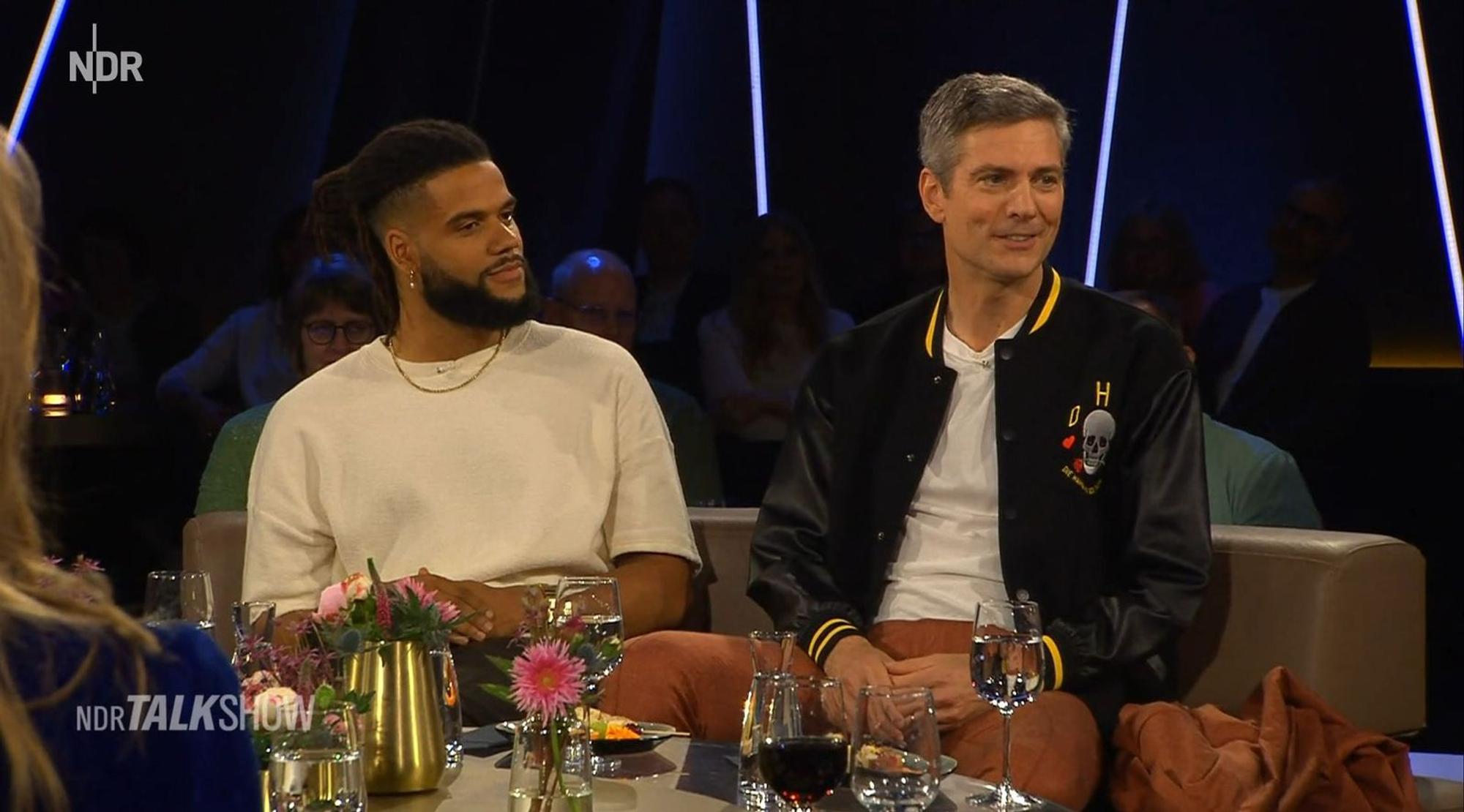 Ingo Zamperoni und Philipp Awounou (links) sprachen im NDR über ihre gemeinsam gedrehte USA-Doku zum Start der Fußball-WM. (Bild: NDR)