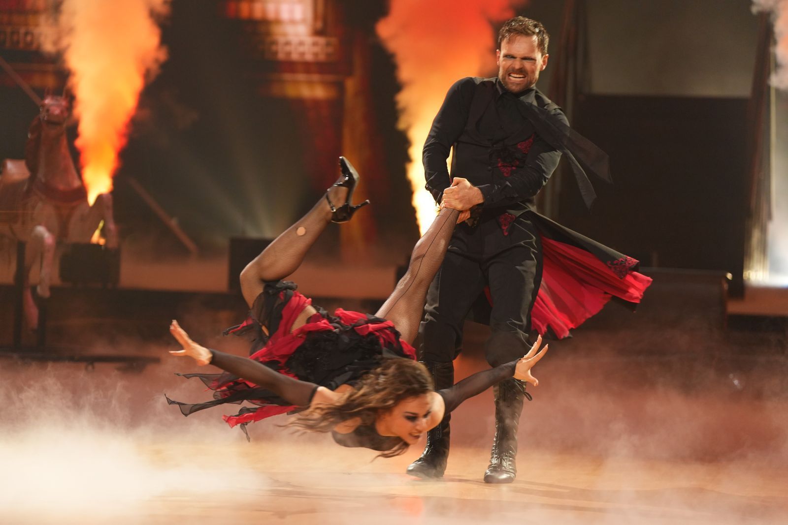 Ein Tango mit Zombiemoves, Vampirvibes und einer fliegenden Anastasia Maruster sorgt für Beifallsstürme. Auch Vadim Garbuzov gibt alles.  (Bild:  RTL / Stefan Gregorowius)