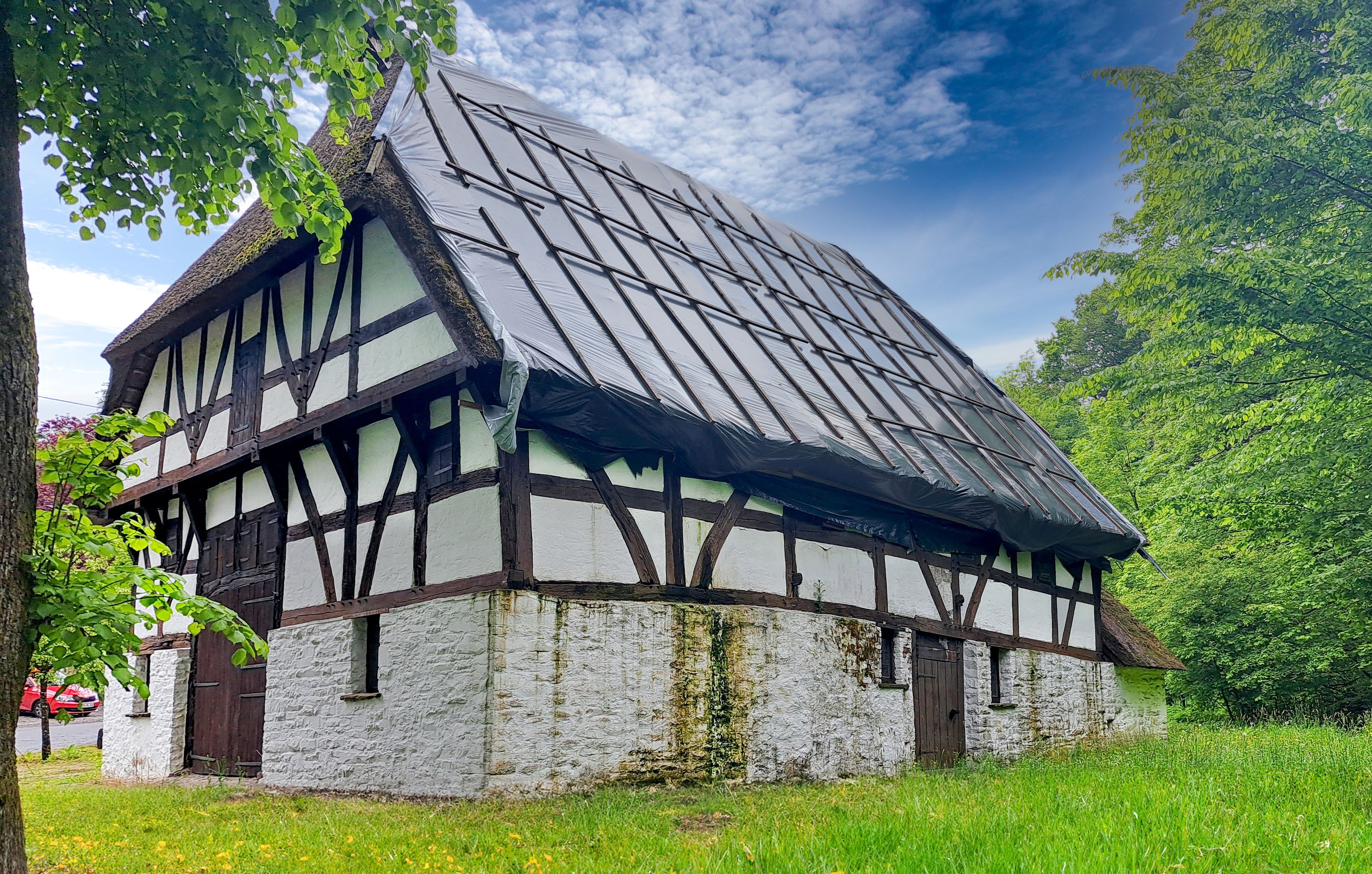 In diesem Sommer soll das marode Dach des Museums Haus Dahl in der kleinen Marienheider Ortschaft Dahl auf Vordermann gebracht werden.
