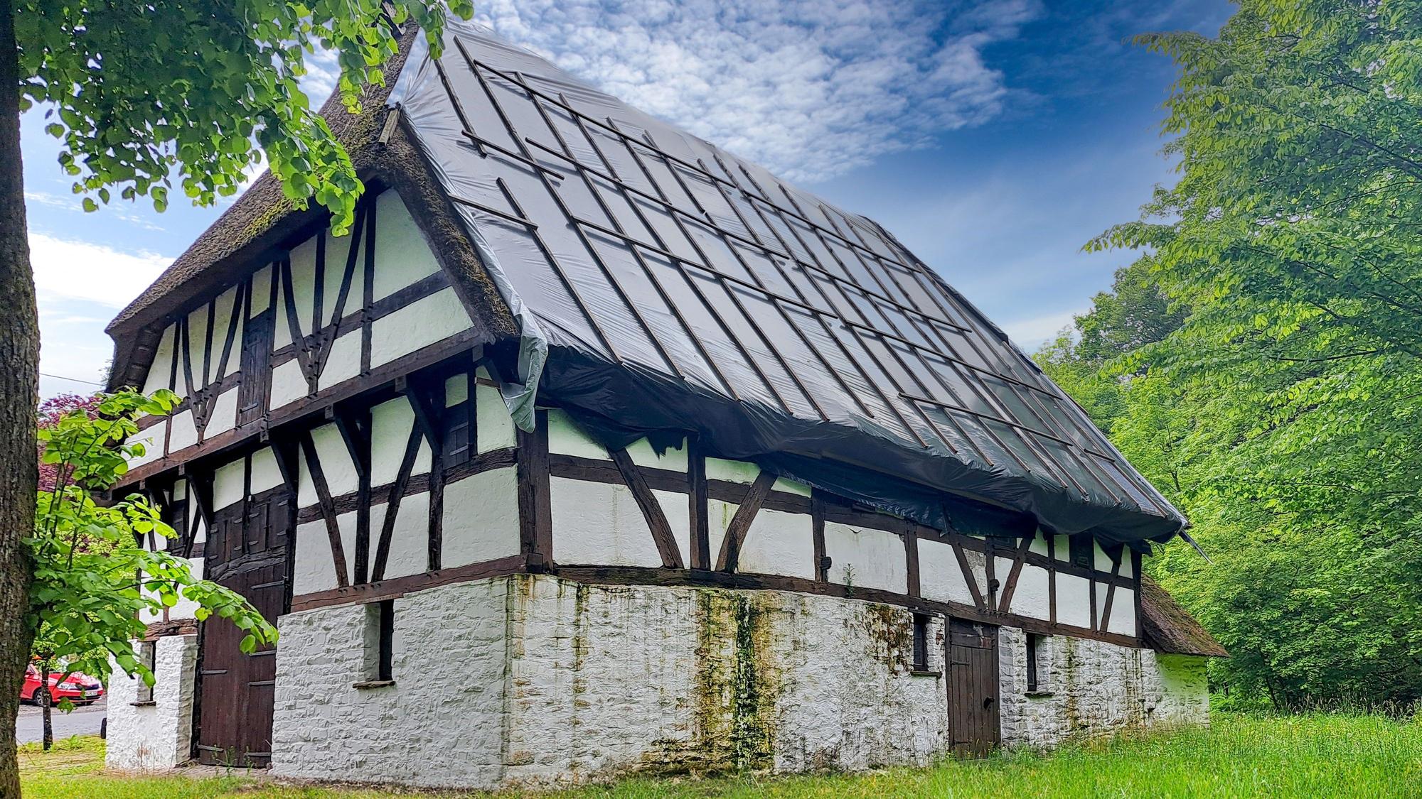 In diesem Sommer soll das marode Dach des Museums Haus Dahl in der kleinen Marienheider Ortschaft Dahl auf Vordermann gebracht werden.