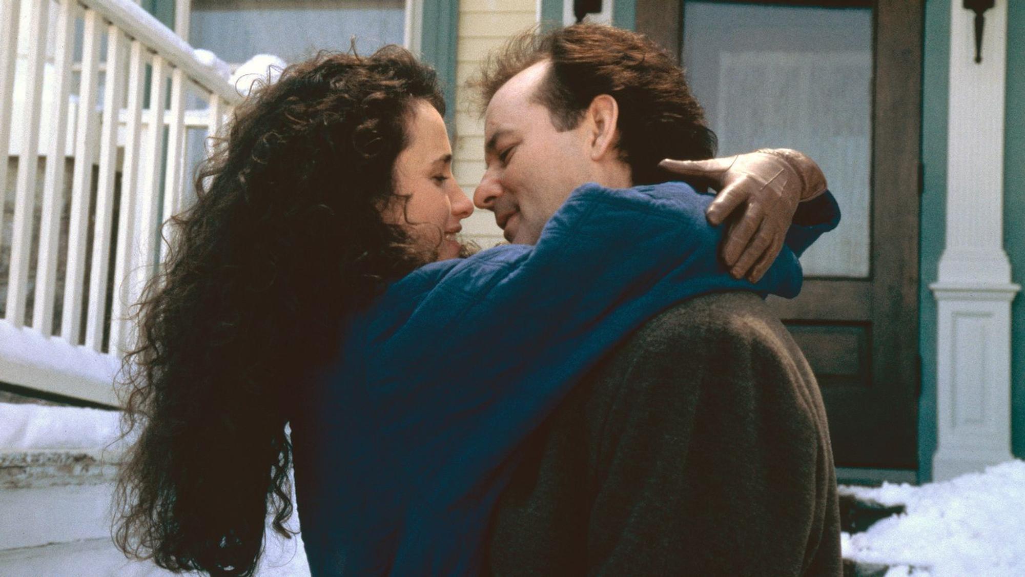 Erst nach vielen vergeblichen Versuchen darf Phil (Bill Murray) Rita (Andie MacDowell) in die Arme schließen. (Bild: RTLZWEI)