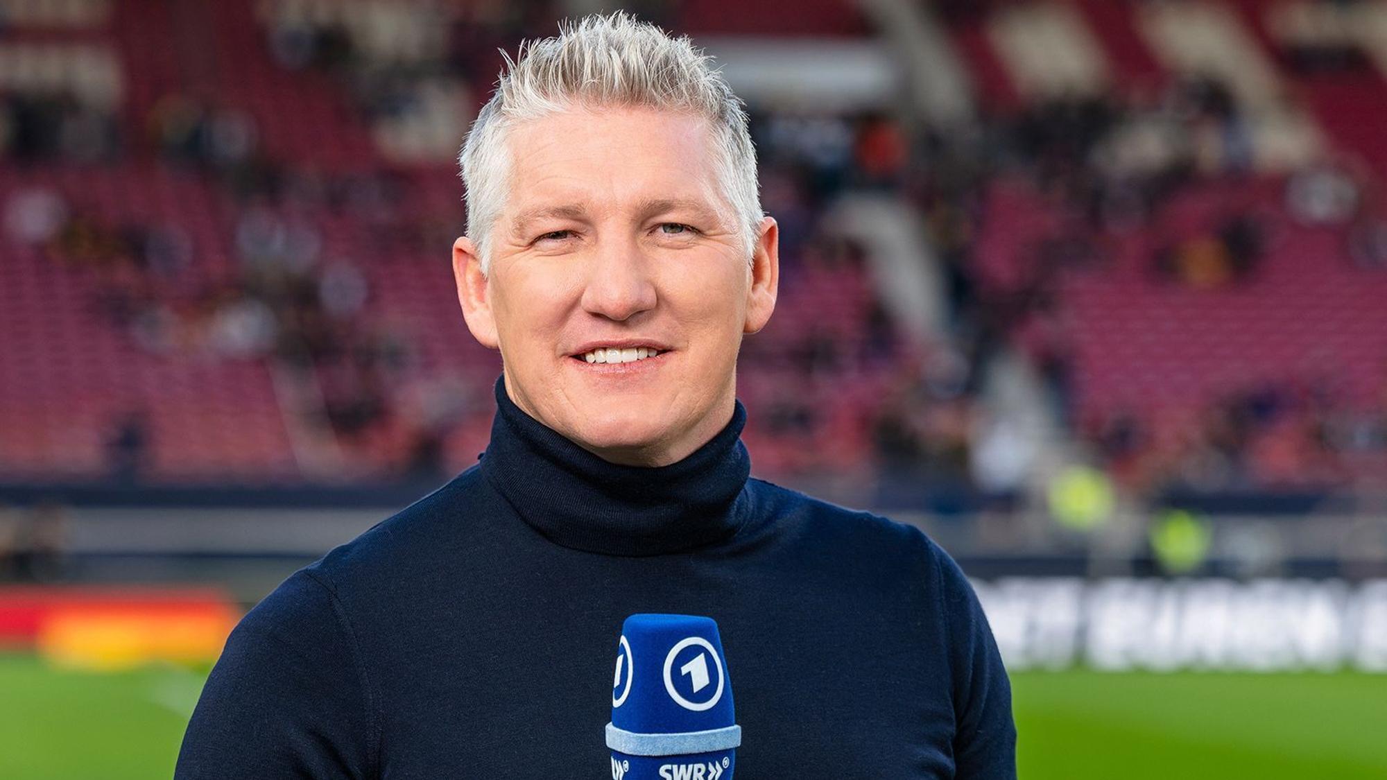 Ab Freitag, 12. Juni, ist Fußball-Weltmeister Bastian Schweinsteiger als ARD-Experte auf Sendung. Im Interview spricht er über die deutschen Erfolgsaussichten und räumt mit klassischen Fehlurteilen über „leichte“ Länderspielgegner auf. (Bild: SWR/Patricia Neligan)