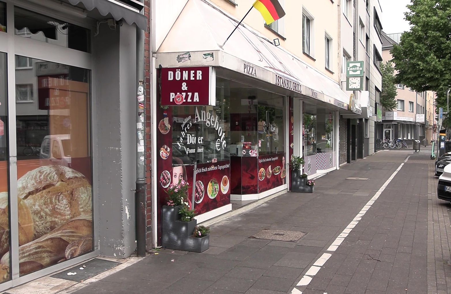 Auf die Fassade eines Imbisses in Köln-Höhenberg ist geschossen worden.