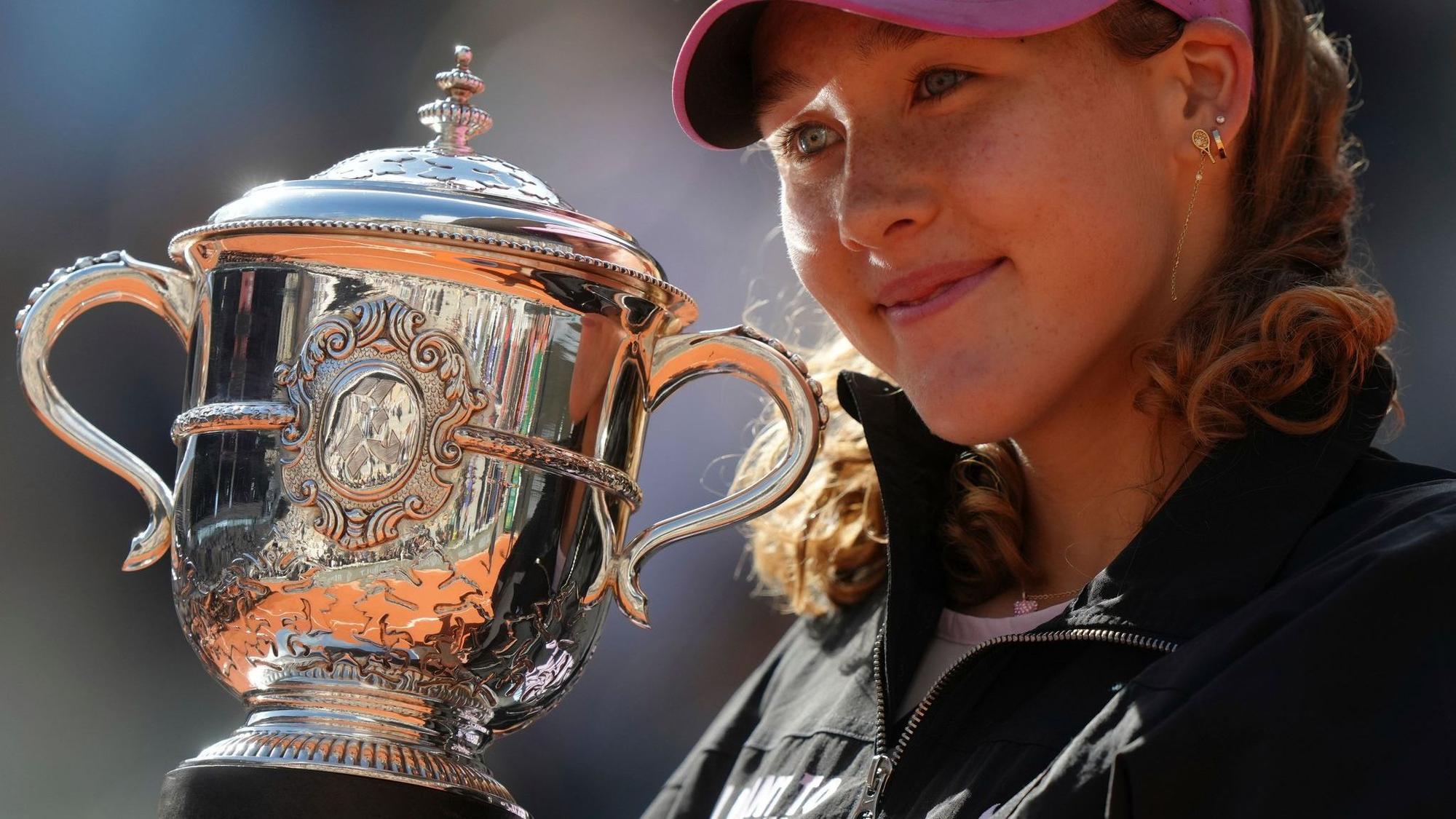 Mirra Andrejewa lächelt mit der Trophäe in den Händen.