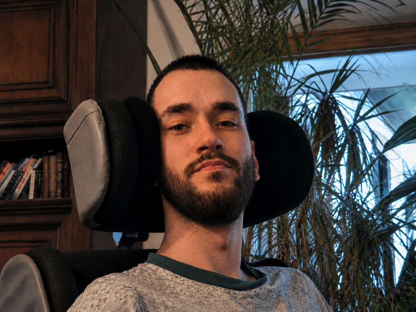 Stephan Große in seinem Rollstuhl im Wohnzimmer.