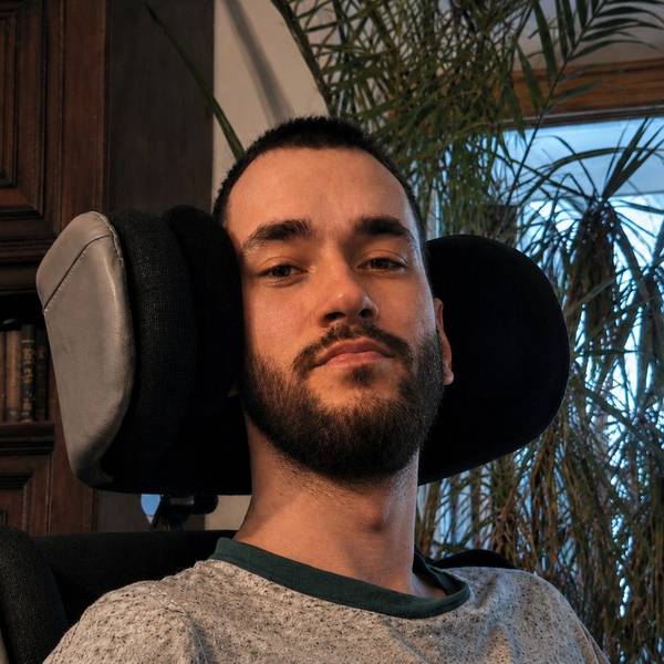 Stephan Große in seinem Rollstuhl im Wohnzimmer.