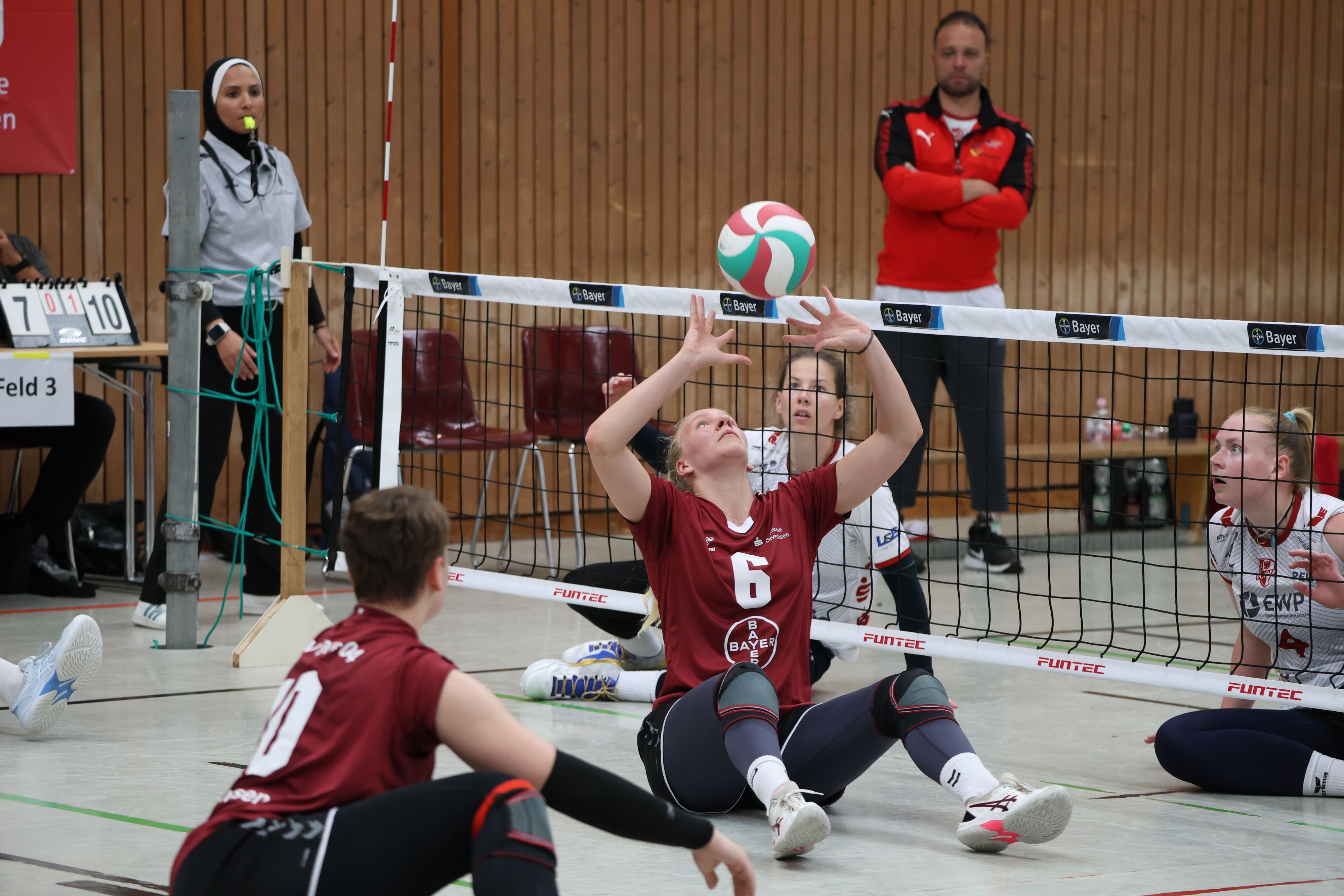 Das Netz beim Sitzvolleyball hängt nur etwas über einem Meter über dem Boden: Das verkürzt die Reaktionszeit.