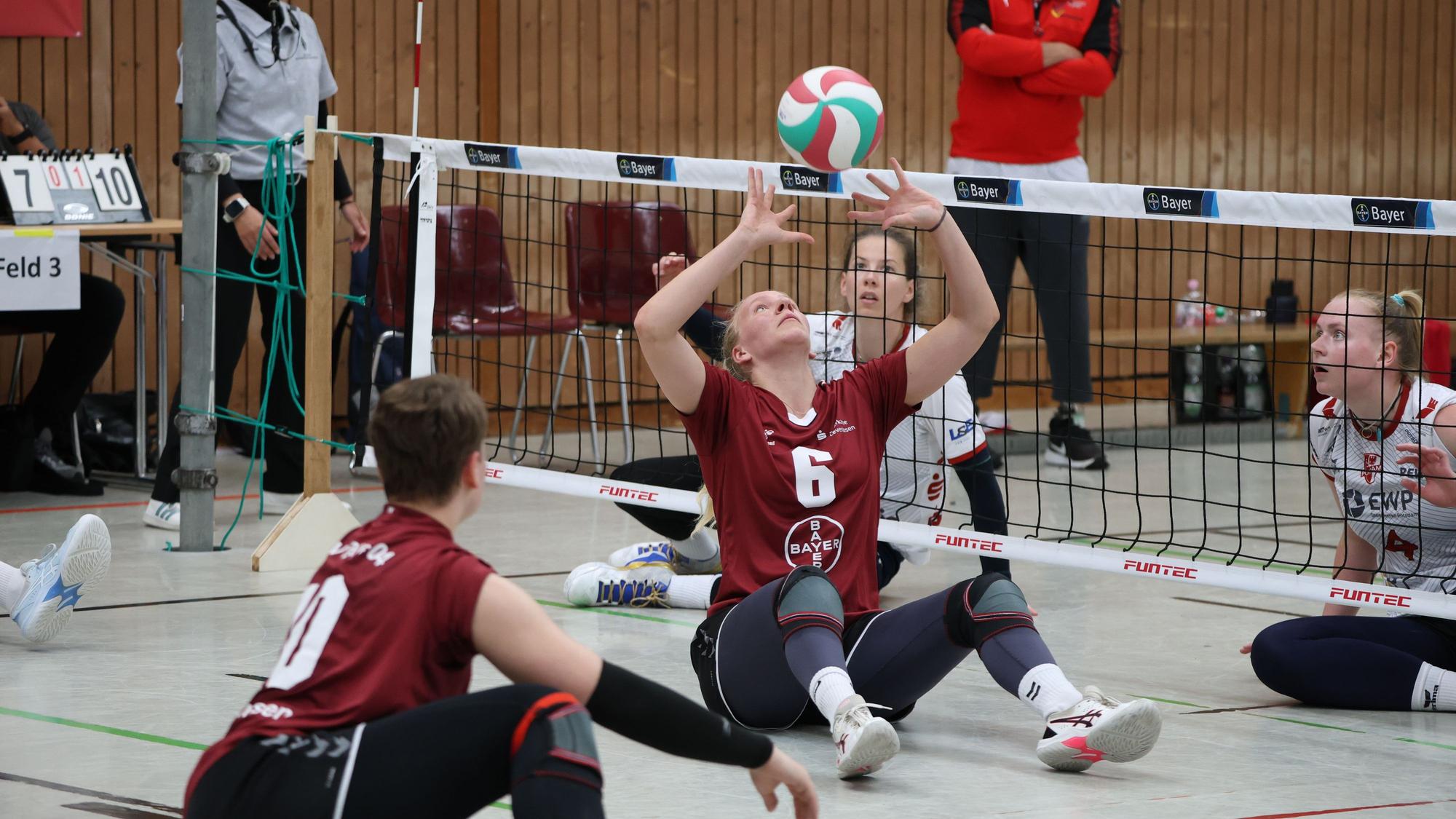 Das Netz beim Sitzvolleyball hängt nur etwas über einem Meter über dem Boden: Das verkürzt die Reaktionszeit.