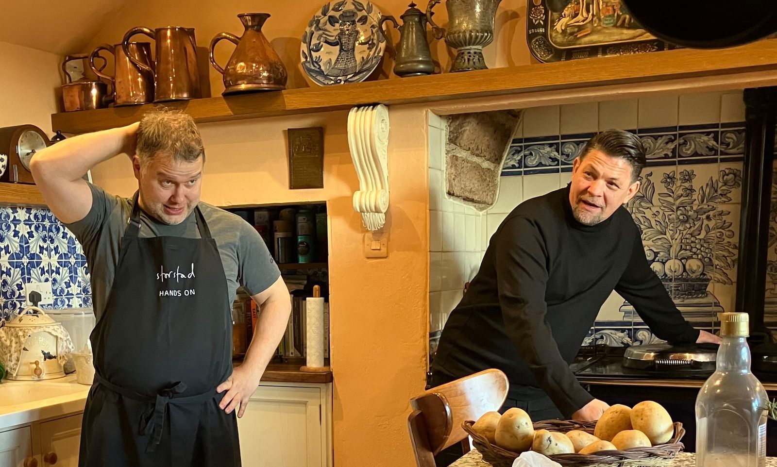 Der Aga-Ofen in Kirriemuir ist nicht die größte Herausforderung für Anton Schmaus (l.). Ihn nervt Mälzers pausenloses Gelaber. (Bild: RTL / Endemol Shine / Marité Schulte-Trux)