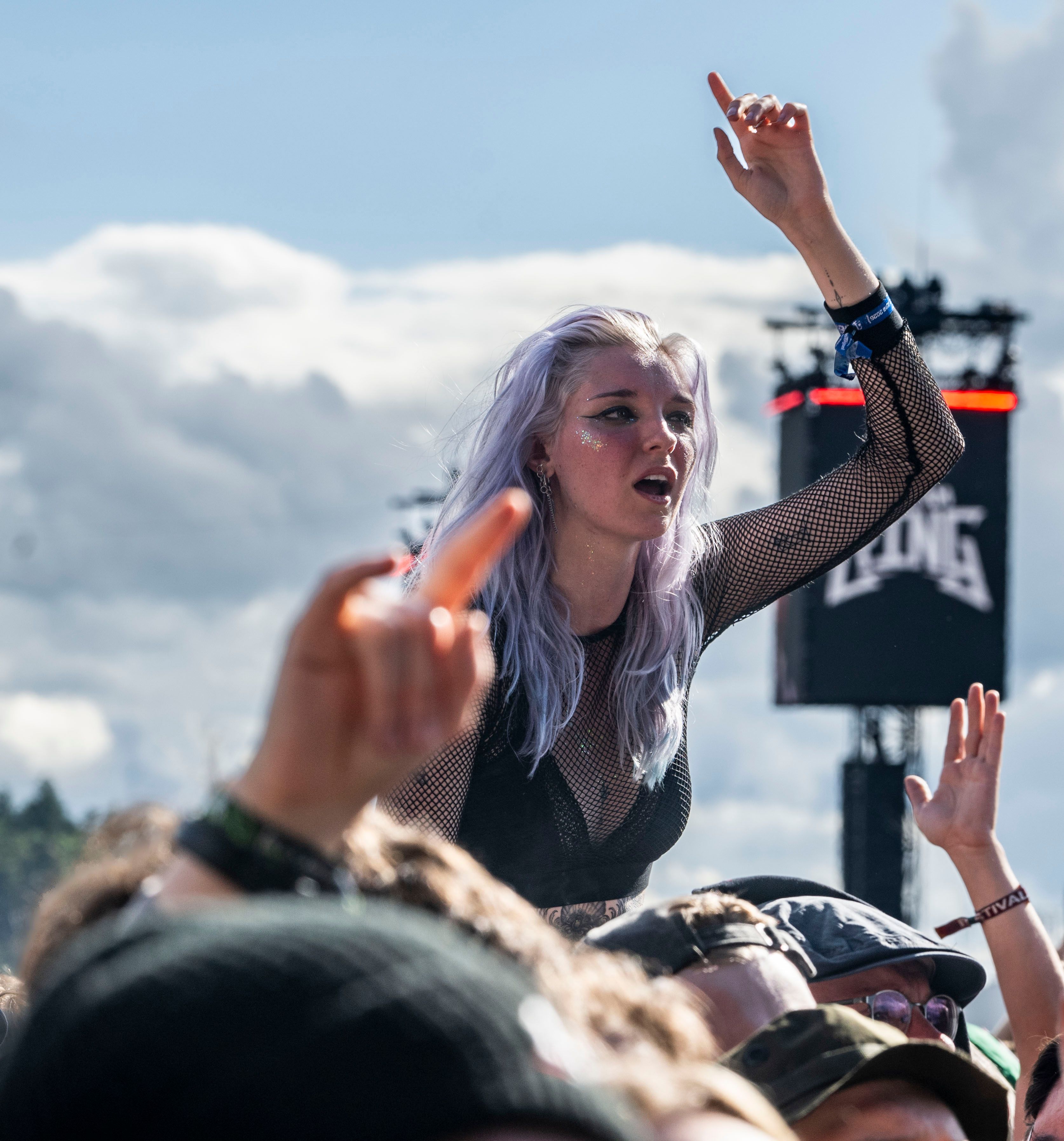 Eine Besucherin des Festivals Rock am Ring.