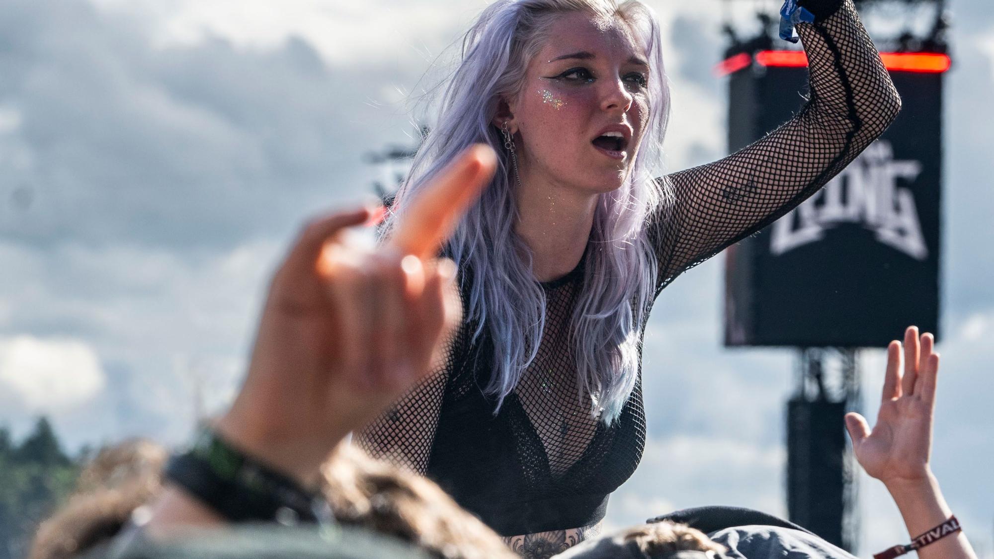 Eine Besucherin des Festivals Rock am Ring.