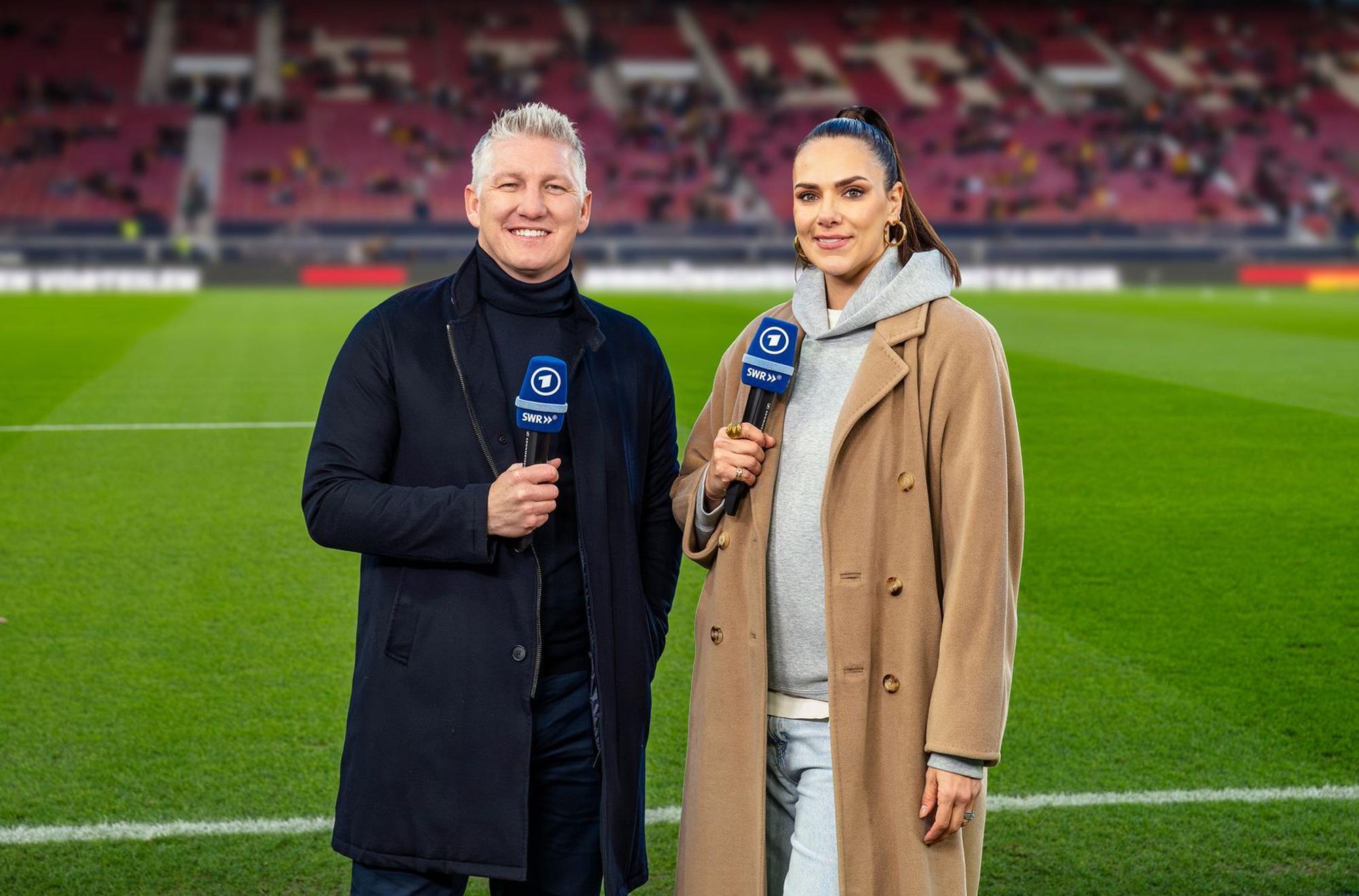 Bastian Schweinsteiger und Esther Sedlaczek berichten für die ARD live aus den Stadien in den USA, Kanada und Mexiko. Sie werden bei allen Spielen, die sie vor Ort begleiten, als Duo am Spielfeldrand agieren. (Bild: SWR/Patricia Neligan)