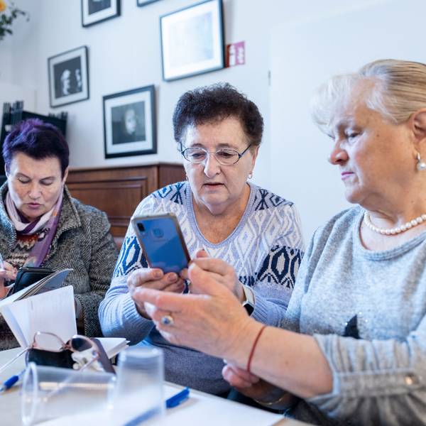 Raisa Geiko (l.) mit zwei weiteren KI-Kursteilnehmerinnen im Begegnungszentrum Chorweiler