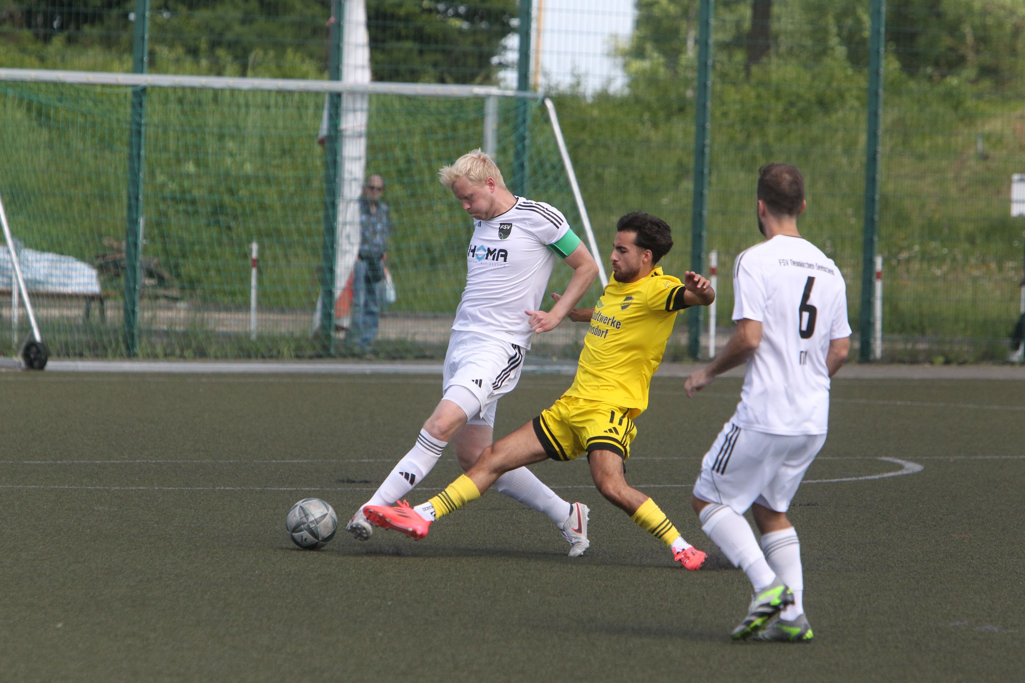 Letztes Spiel für den FSV Neunkirchen-Seelscheid: Kapitän Rico Heinen gegen den Spicher Baris Bilgic.