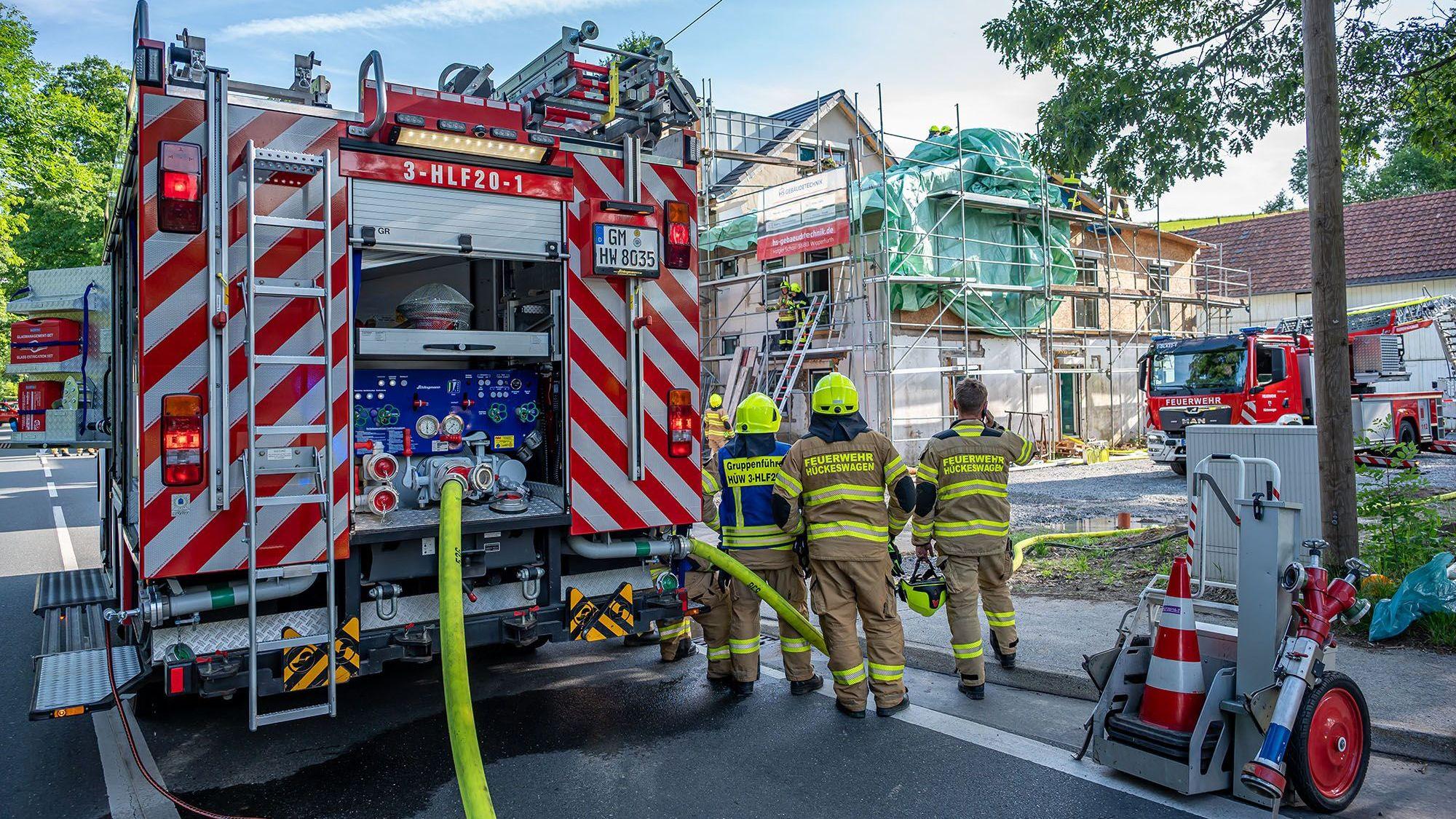 Die Feuerwehr steht vor dem Haus.