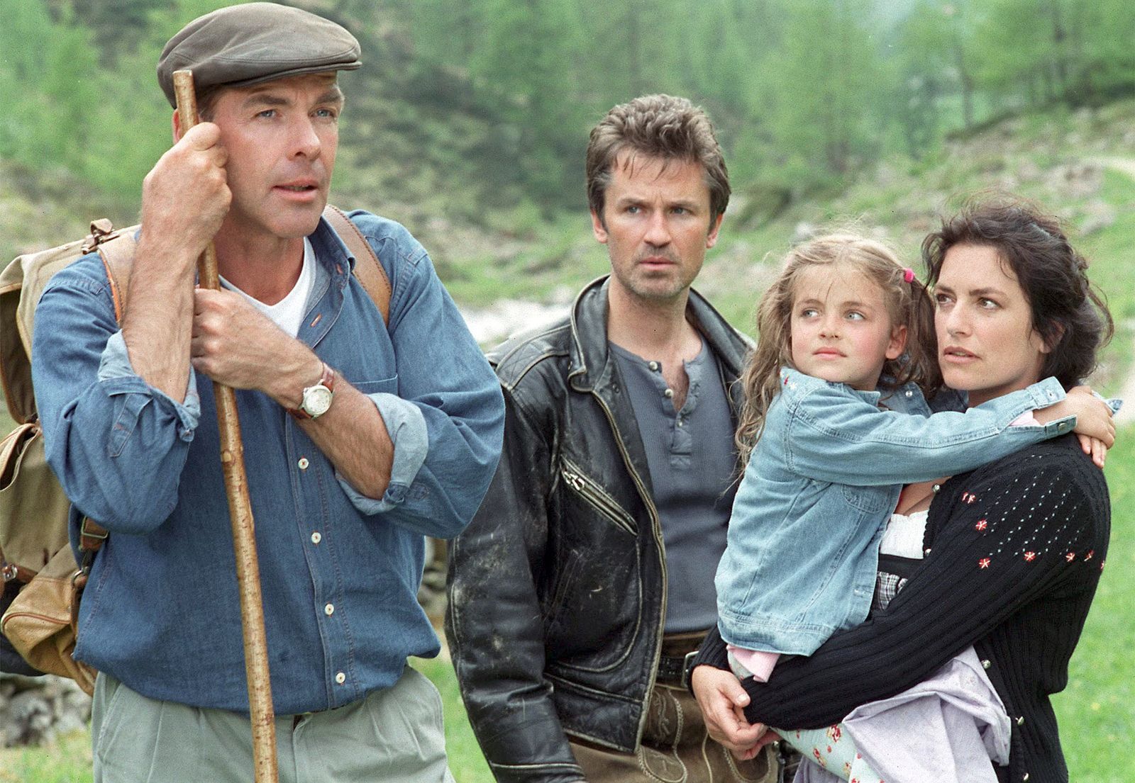 Eine ihrer ersten Rollen hatte Ronja Forcher (zweite von rechts) 2004 in der ARD-Fernsehfilmreihe „Im Tal des Schweigens“, an der Seite von Sascha Hehn (links), Timothy Peach (zweiter von links) und Christine Neubauer. (Bild: MDR/Degeto/Marco Orlando Pichler)