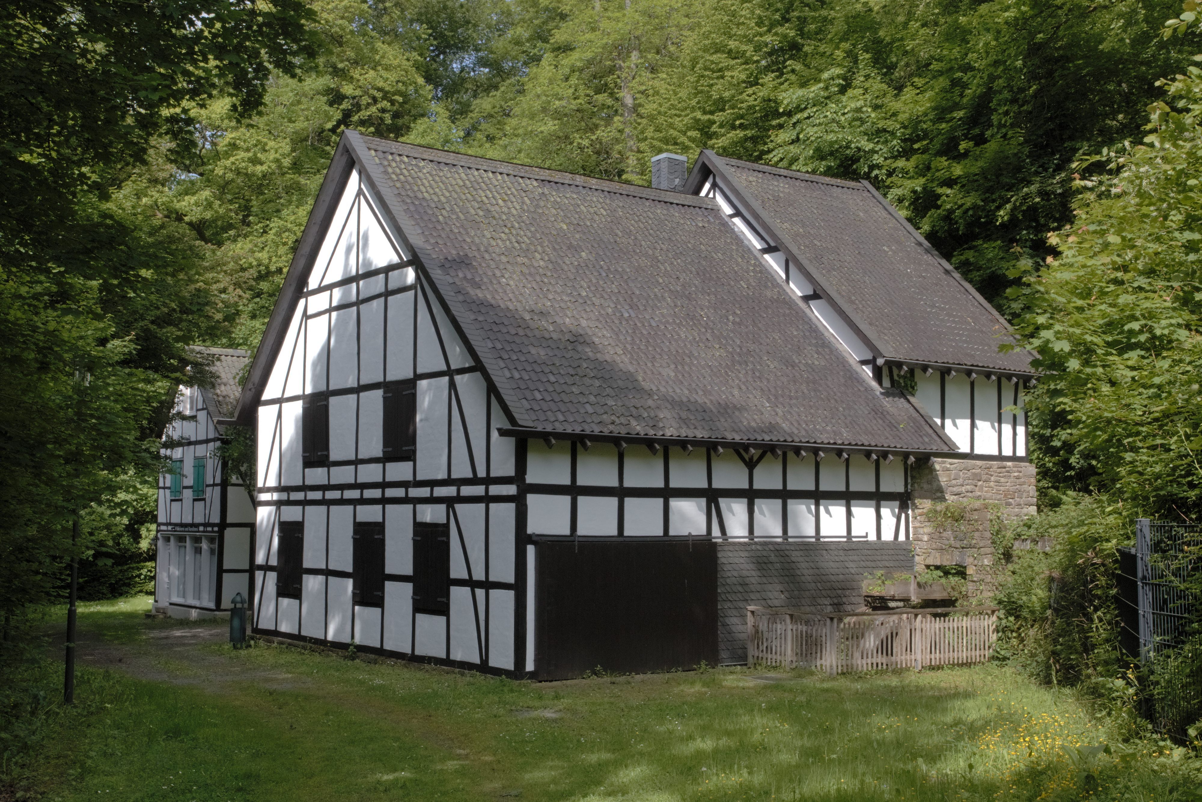 Seit 2022 ist die Gaderother Säge- und Getreidemühle, zu finden am Fuße des Burgbergs von Schloss Homburg in Nümbrecht, bereits geschlossen.