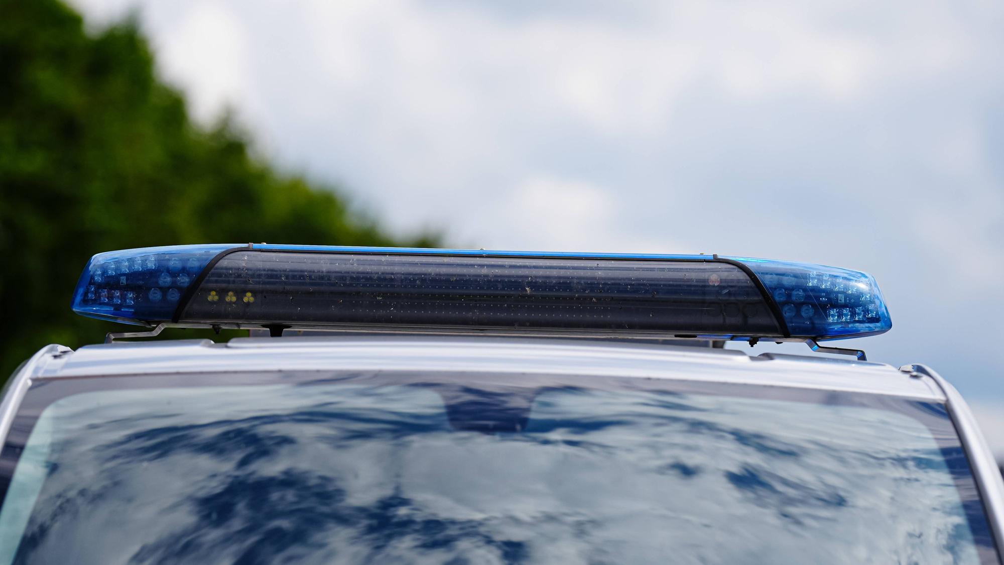Blaulicht auf dem Dach eines Polizeiautos