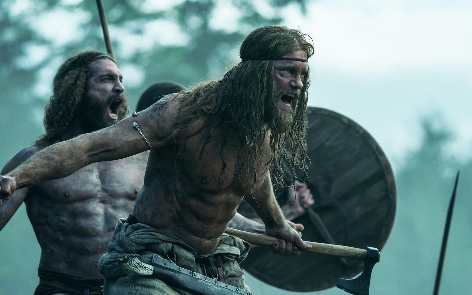 Amleth (Alexander Skarsgård, rechts) ist seit seinem Racheschwur zu einem wilden Krieger geworden und hat sich den Berserkern angeschlossen. (Bild: ZDF/Aidan Monaghan)