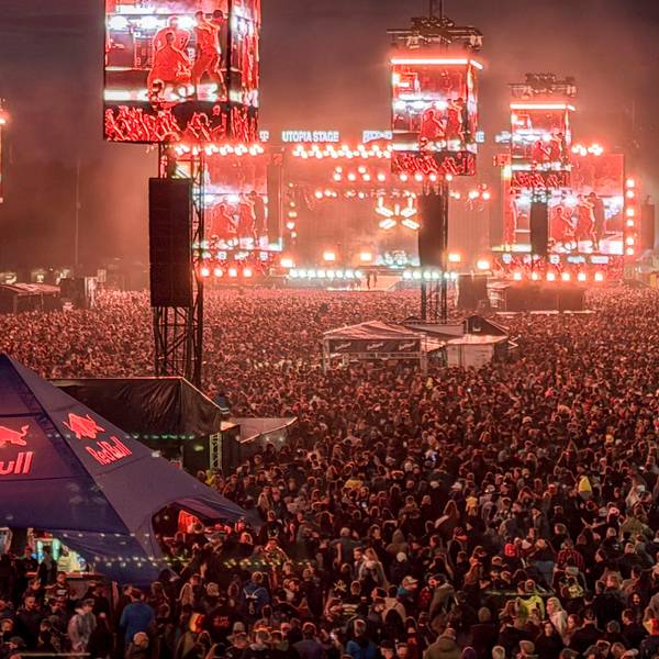 Tausende Menschen stehen beim Festival „Rock am Ring“ vor einer Bühne am Nürburgring.