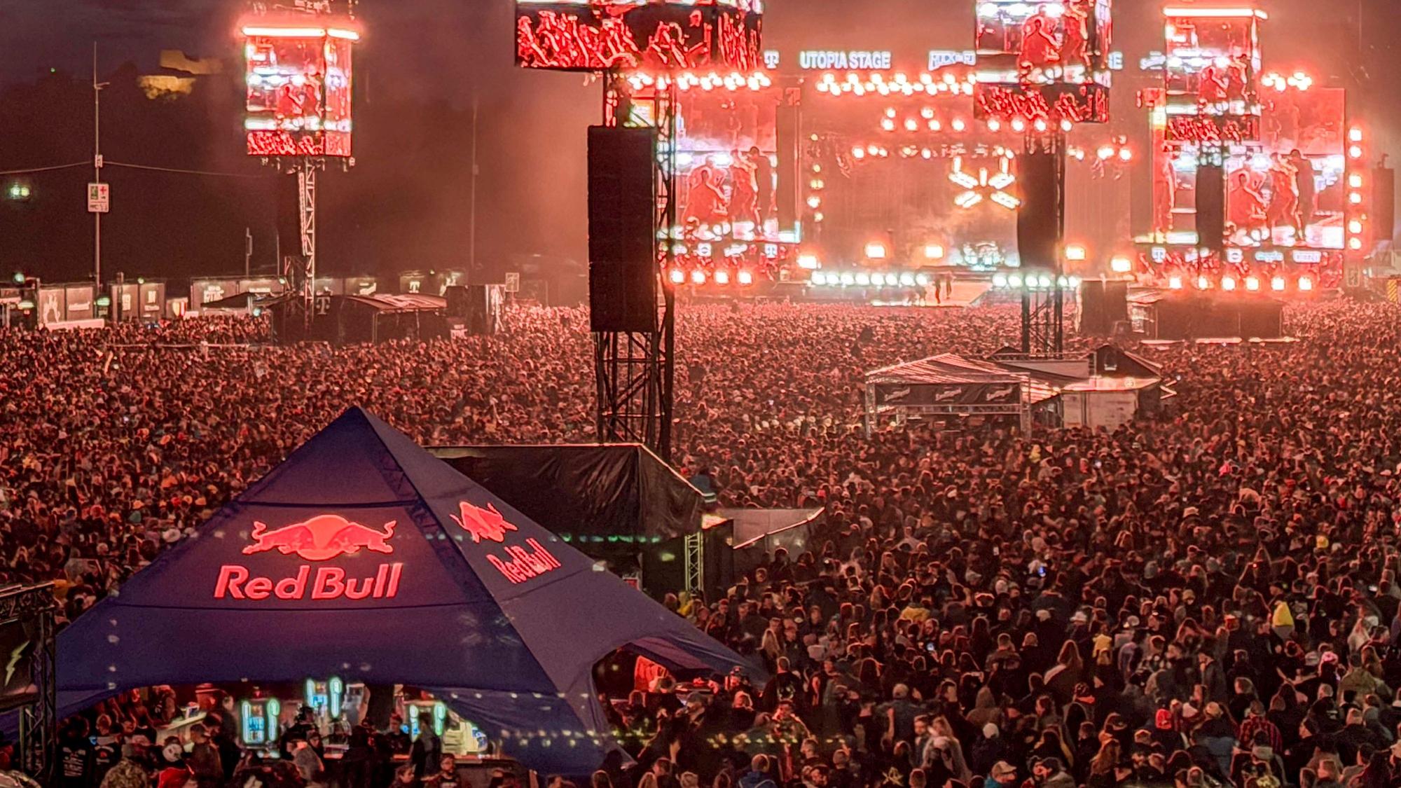 Tausende Menschen stehen beim Festival „Rock am Ring“ vor einer Bühne am Nürburgring.