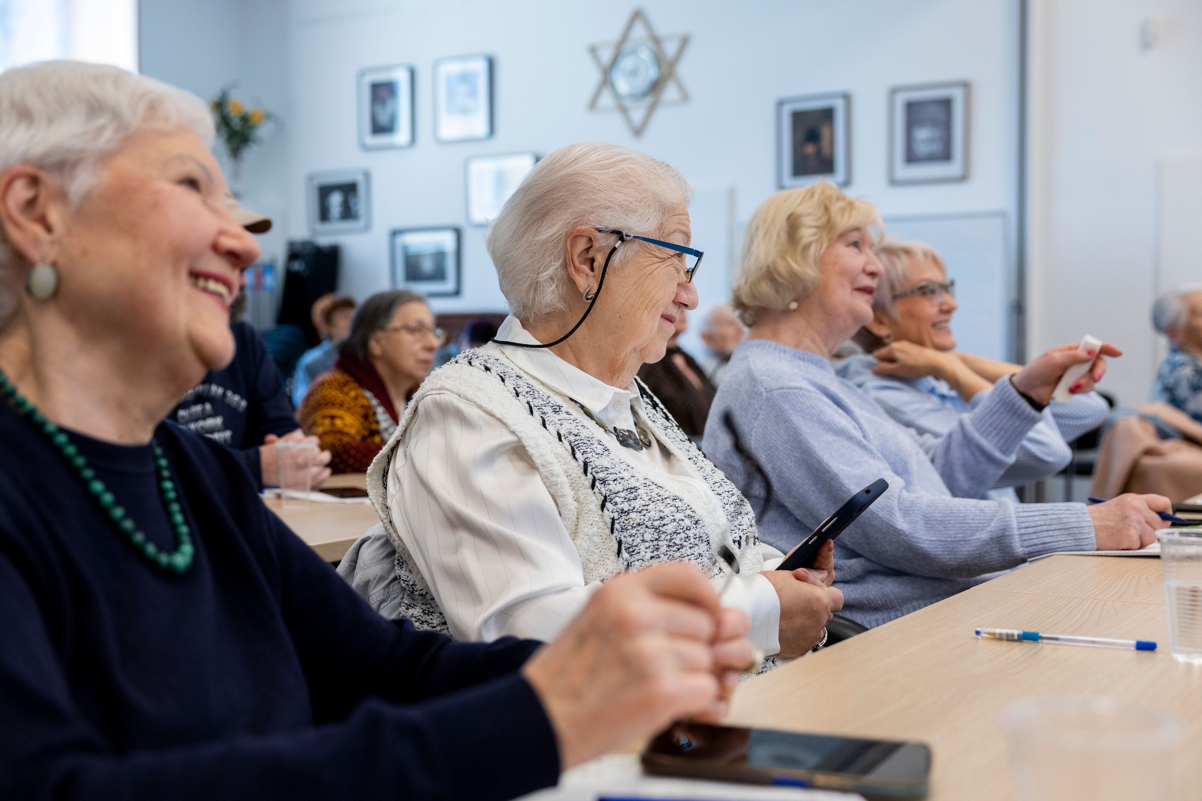 Rund 25 Menschen sind an einem Nachmittag im Mai ins Begegnungszentrum Chorweiler gekommen