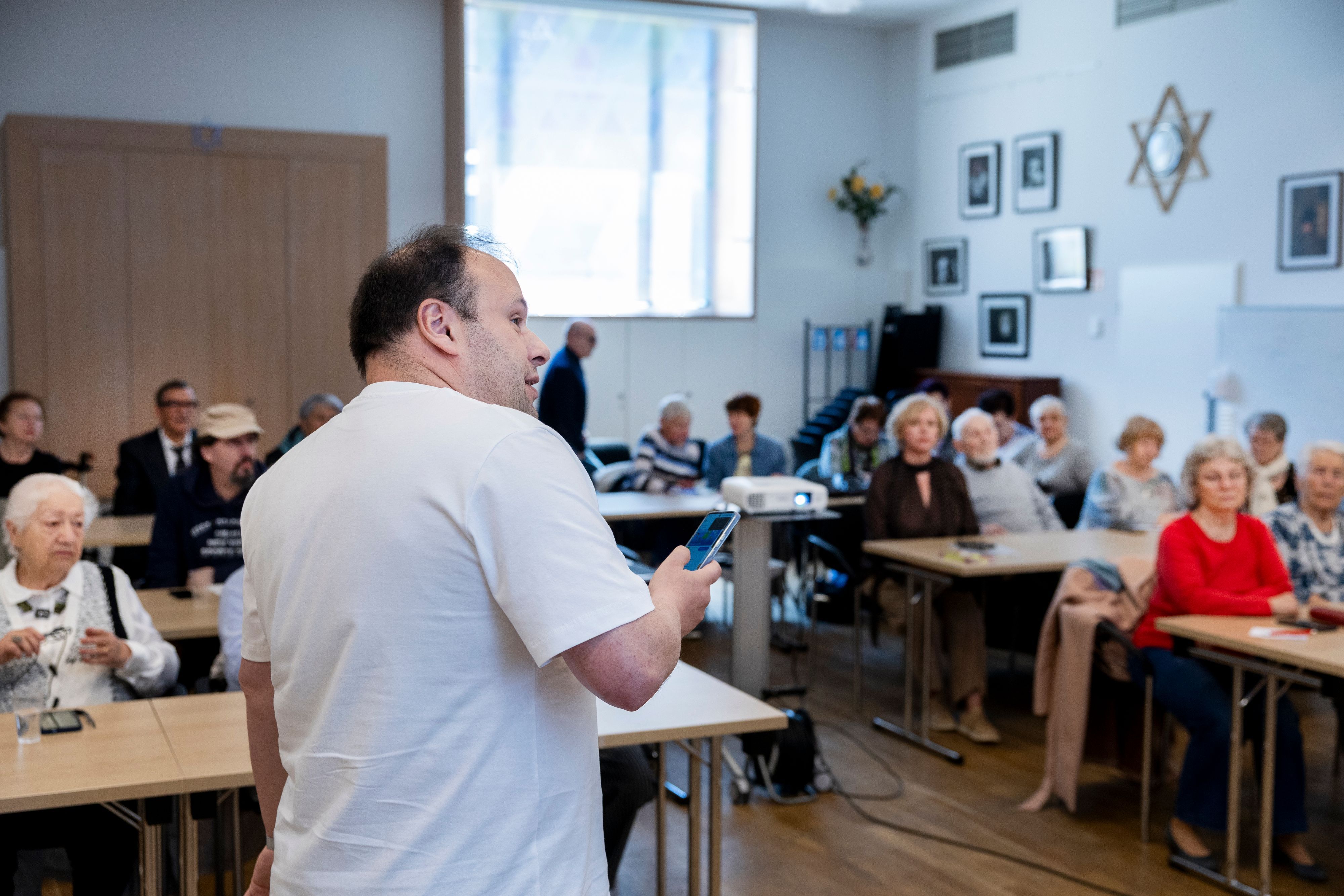 Mark Eyzenshtat bringt den Kursteilnehmerinnen und -Teilnehmern KI näher.