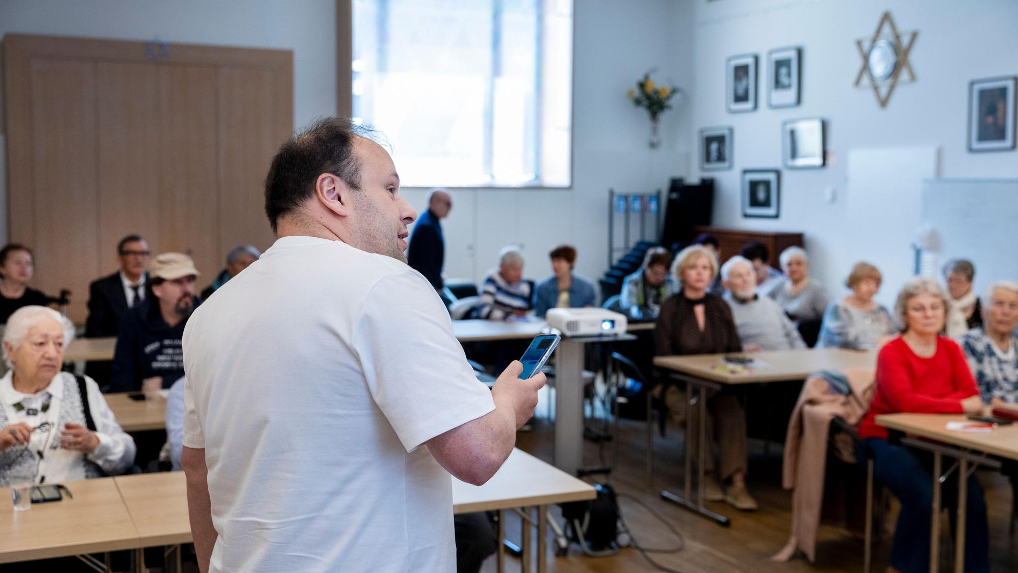 Mark Eyzenshtat bringt den Kursteilnehmerinnen und -Teilnehmern KI näher.