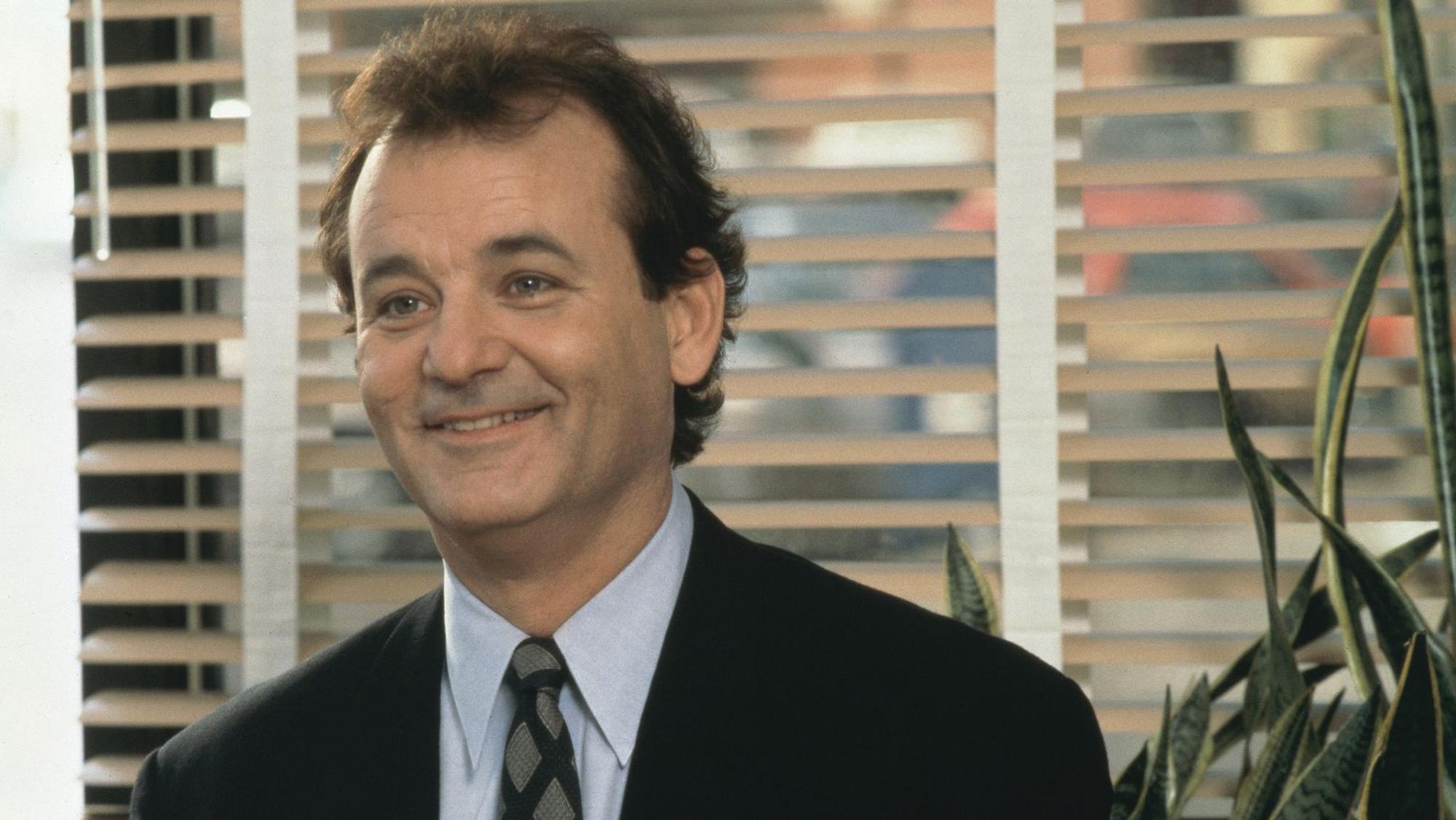 Nachdem Phil (Bill Murray) merkt, dass sein Handeln keine Konsequenzen mehr für ihn hat, lässt er sich zunächst gehen. (Bild: RTLZWEI)