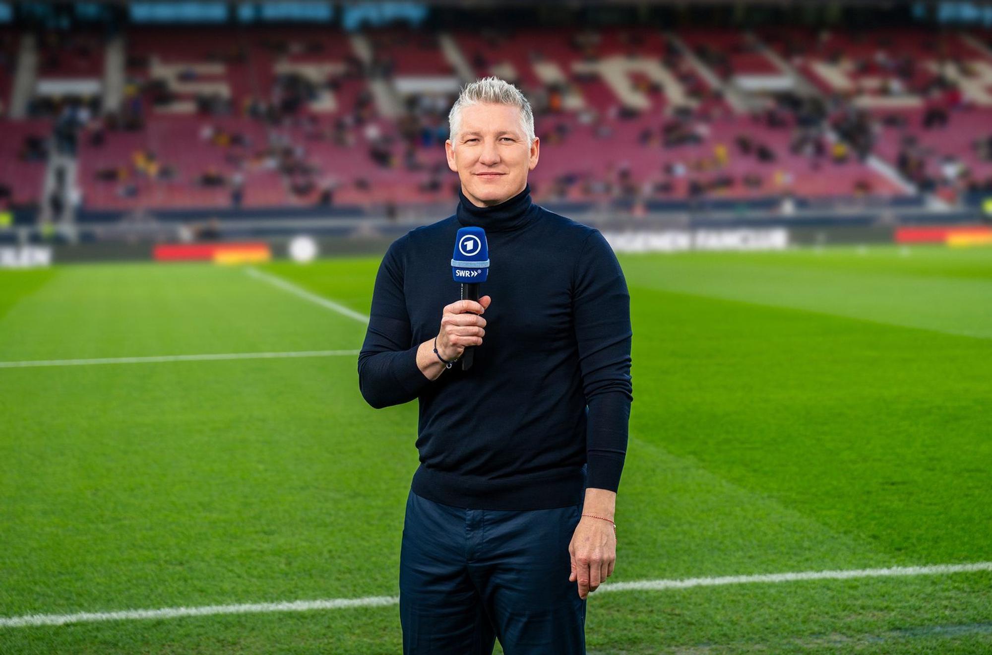 Bastian Schweinsteiger ist Weltmeister 2014, er war langjähriger Kapitän des FC Bayern München und späterer Mittelfeldspieler bei Manchester United und Chicago Fire. Nach dem Karriereende 2019 wechselte er ins TV-Geschäft und ist seitdem als Fußballexperte für die ARD tätig. (Bild: SWR/Patricia Neligan)
