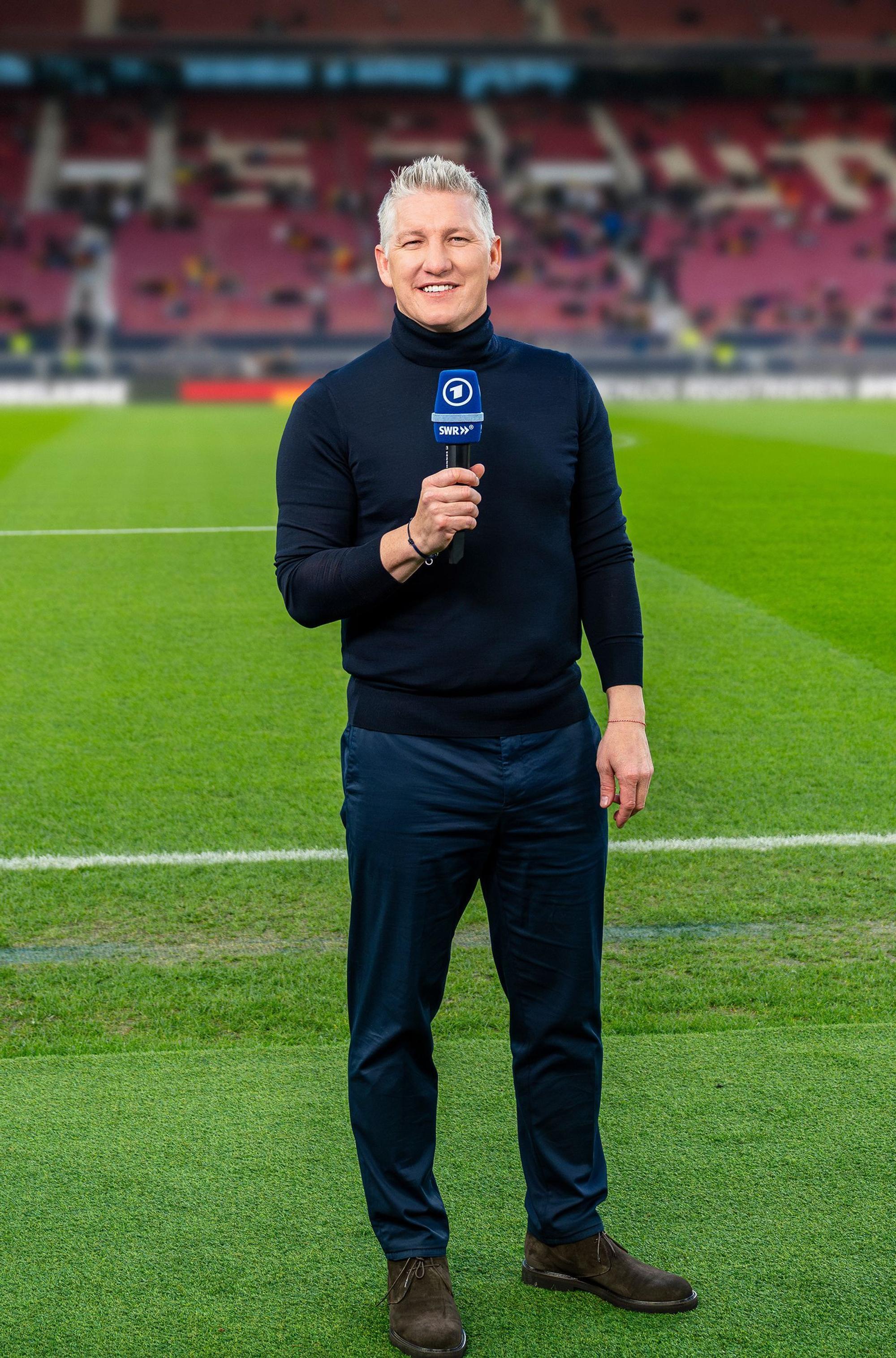 Zum ersten Mal sind Bastian Schweinsteiger und Esther Sedlaczek beim Spiel Kanada - Bosnien und Herzegowina (Freitag, 12. Juni, 20.15 Uhr, Das Erste) auf Sendung. Es ist das Eröffnungsspiel für Co-Gastgeber Kanada im heimischen Toronto. (Bild: SWR/Patricia Neligan)