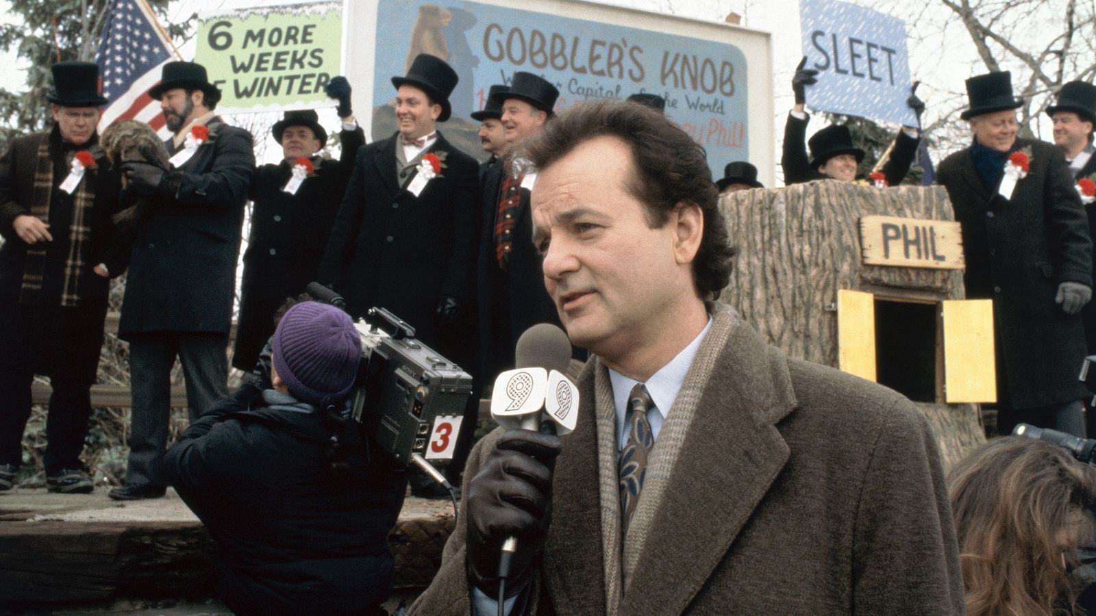 Phil Connors (Bill Murray) ist ins verschlafene Kaff Punxsutawny gereist, um dort wie jedes Jahr vom „Murmeltier-Tag“ zu berichten.  (Bild: RTLZWEI)