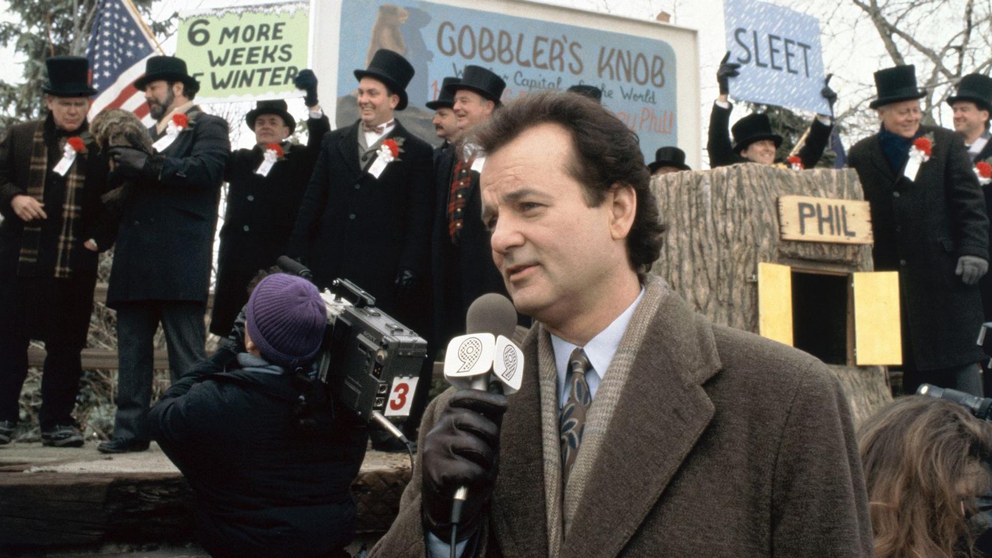 Phil Connors (Bill Murray) ist ins verschlafene Kaff Punxsutawny gereist, um dort wie jedes Jahr vom „Murmeltier-Tag“ zu berichten. (Bild: RTLZWEI)